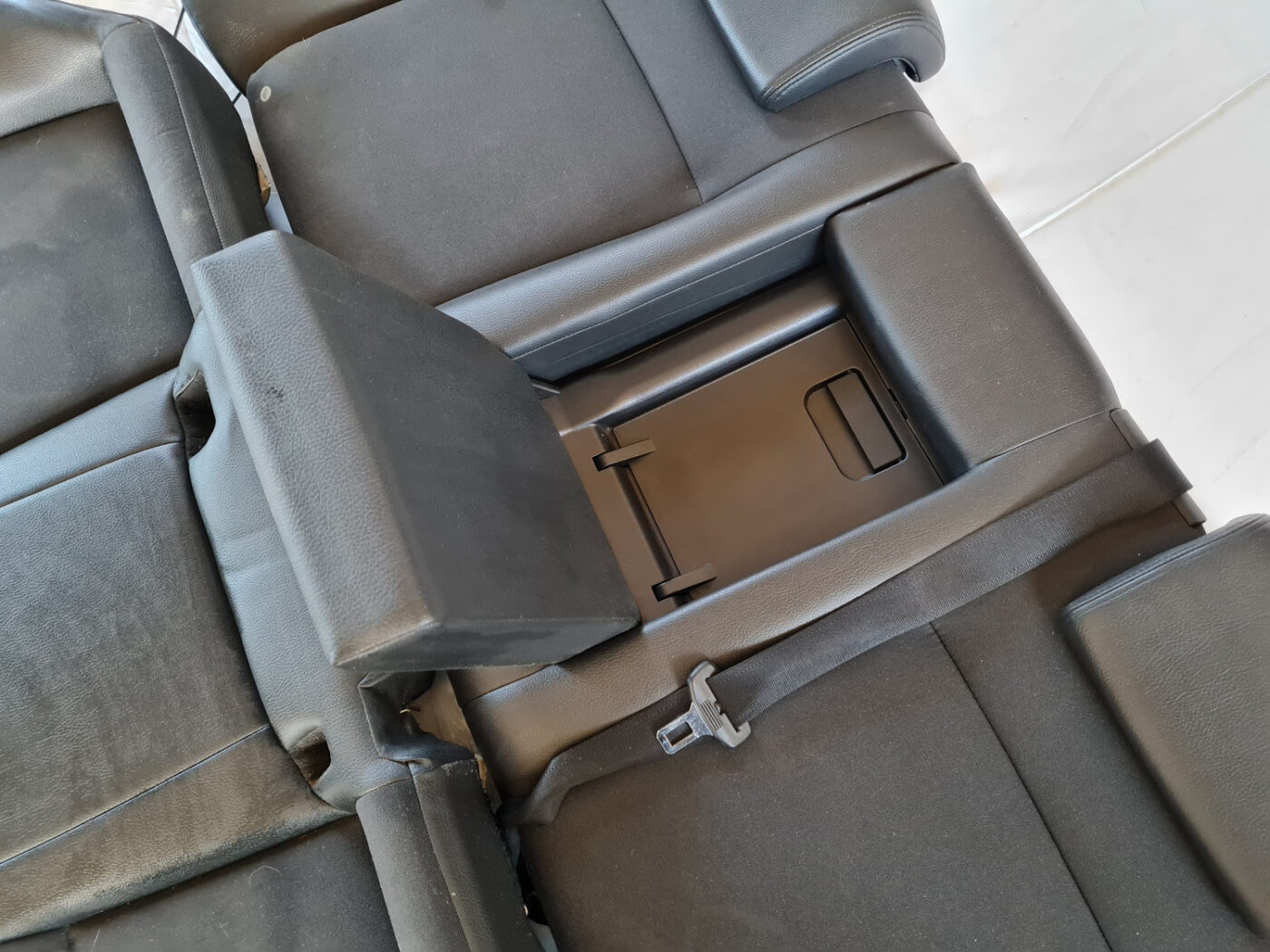 Aizmugurējais sēdeklis priekš SAAB 9-3 2009 3 Aizmugurējais sēdeklis priekš SAAB 9-3 2009