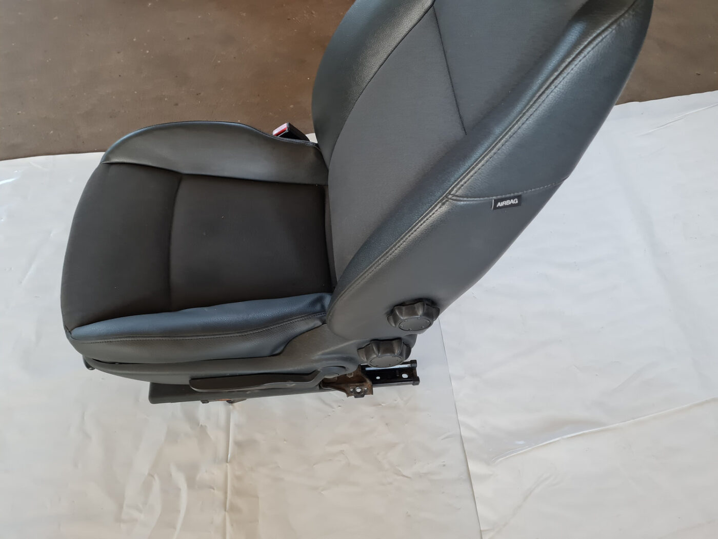 Priekšējais kreisais sēdeklis priekš SAAB 9-3 2009