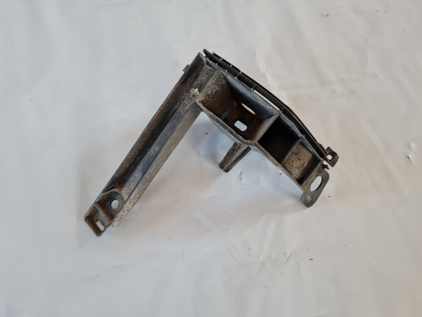 Aizmugurēja bufera kronšteins priekš SAAB 9-3 2009 2 Aizmugurēja bufera kronšteins priekš SAAB 9-3 2009