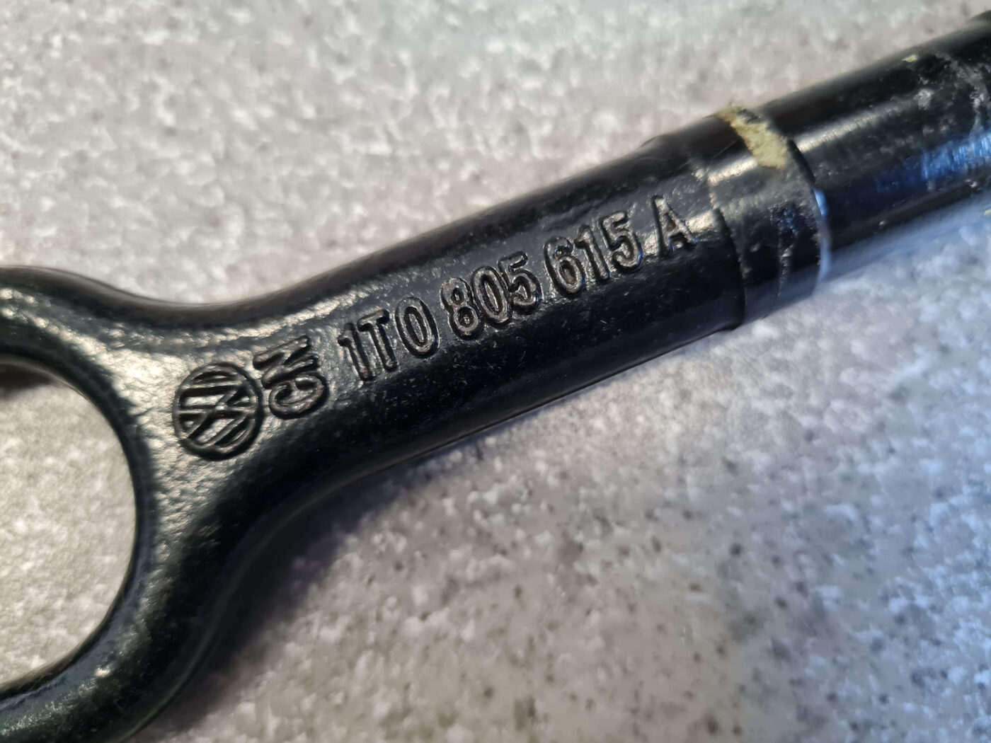 Vilkšanas āķis priekš VW PASSAT B6 2008 ANGL. 2 Vilkšanas āķis priekš VW PASSAT B6 2008 ANGL.