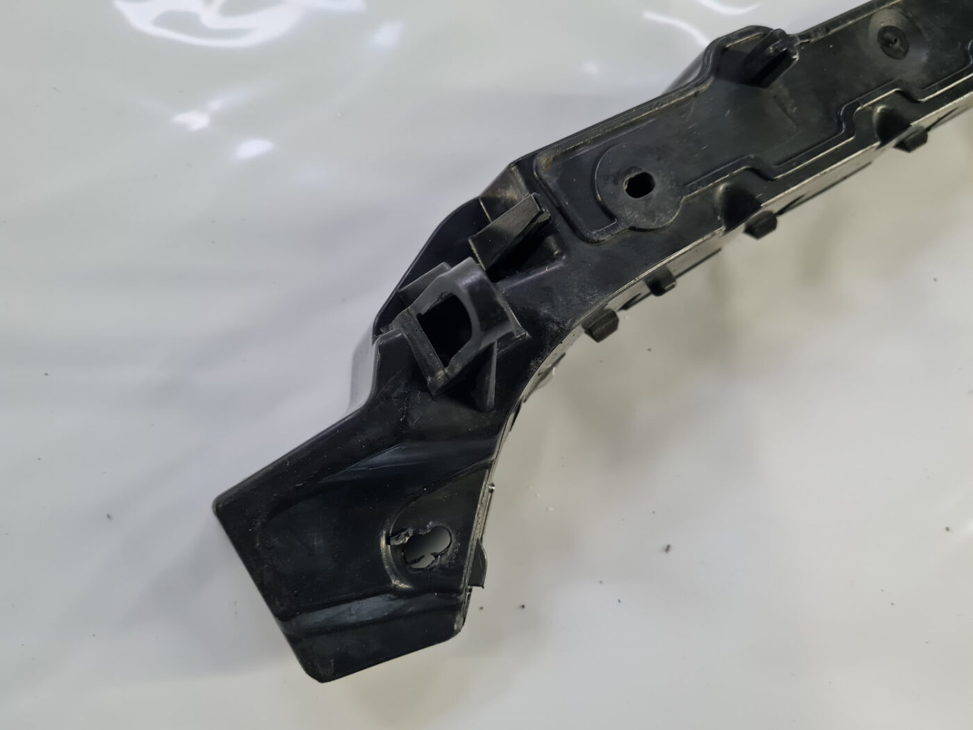 Priekšēja bufera kreisāis kronšteins priekš SAAB 9-3 2009 2 Priekšēja bufera kreisāis kronšteins priekš SAAB 9-3 2009