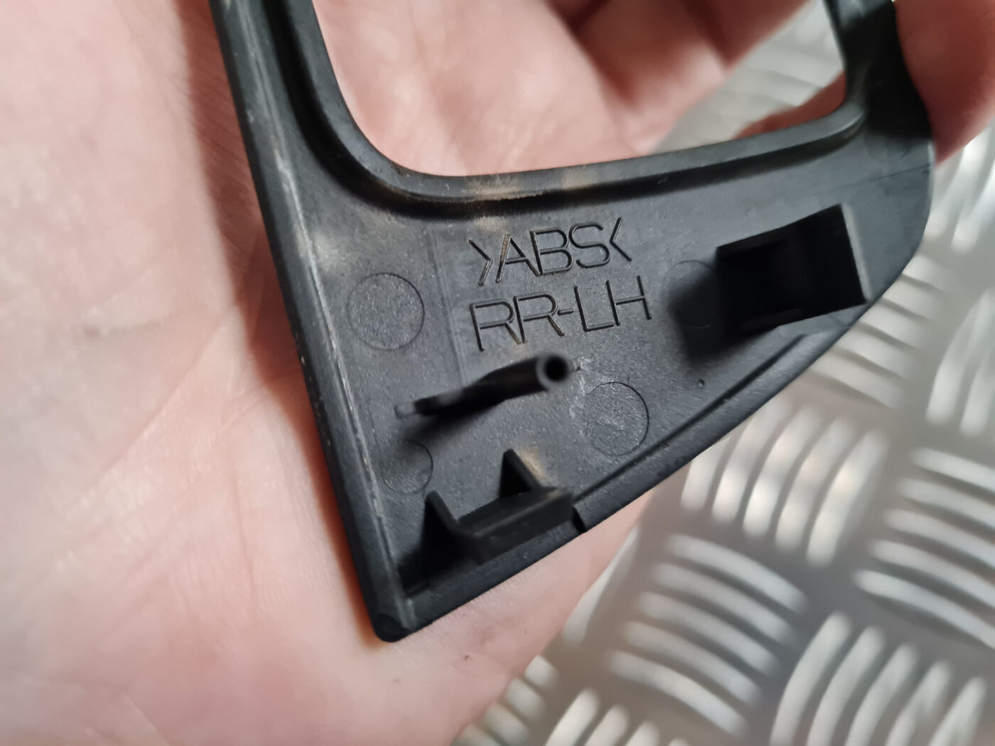 Durvju rokturu apdares uzlika (salonā) priekš TOYOTA AVENSIS 2007 UNIVERSAL 3 Durvju rokturu apdares uzlika (salonā) priekš TOYOTA AVENSIS 2007 UNIVERSAL