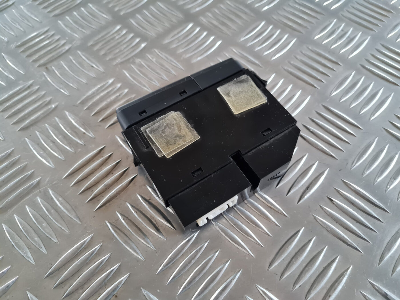 Aizmugurējā stikla apsildes ieslēgšanas poga priekš TOYOTA AVENSIS 2007 UNIVERSAL 2 Aizmugurējā stikla apsildes ieslēgšanas poga priekš TOYOTA AVENSIS 2007 UNIVERSAL