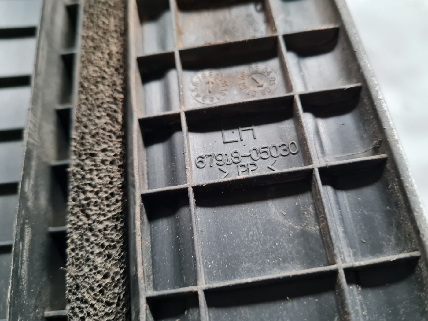 Sliekšņa aizmugurēja kreisa uzlika (salonā) priekš TOYOTA AVENSIS 2007 UNIVERSAL