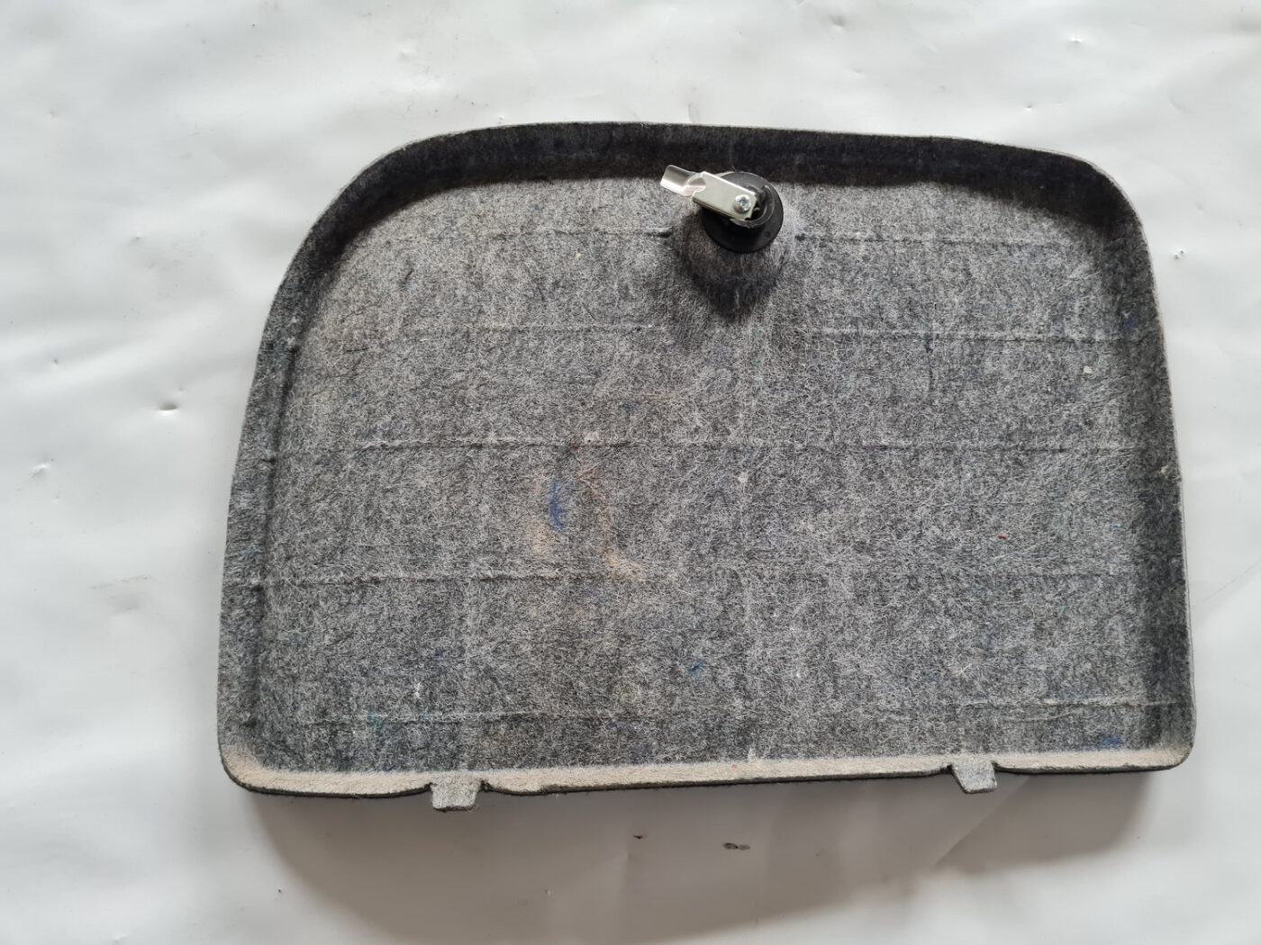 Bagāžnieka nodalījuma sānu apdares lūka priekš TOYOTA AVENSIS 2007 UNIVERSAL 2 Bagāžnieka nodalījuma sānu apdares lūka priekš TOYOTA AVENSIS 2007 UNIVERSAL