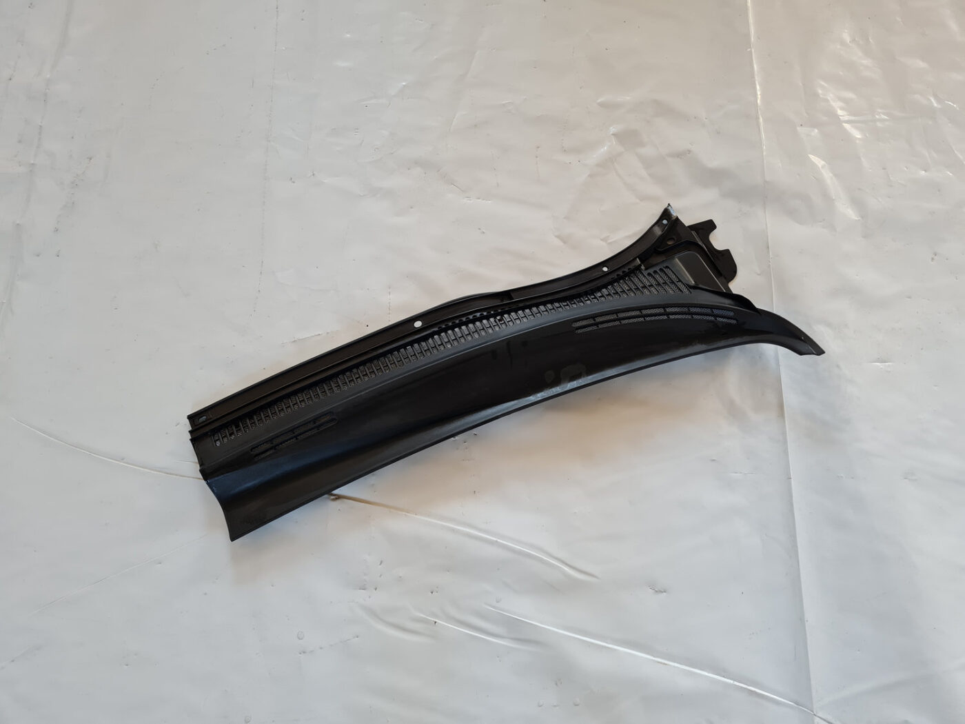 Vējstikla uzlikas (deflektora) režģis priekš TOYOTA AVENSIS 2007 UNIVERSAL 1 Vējstikla uzlikas (deflektora) režģis priekš TOYOTA AVENSIS 2007 UNIVERSAL