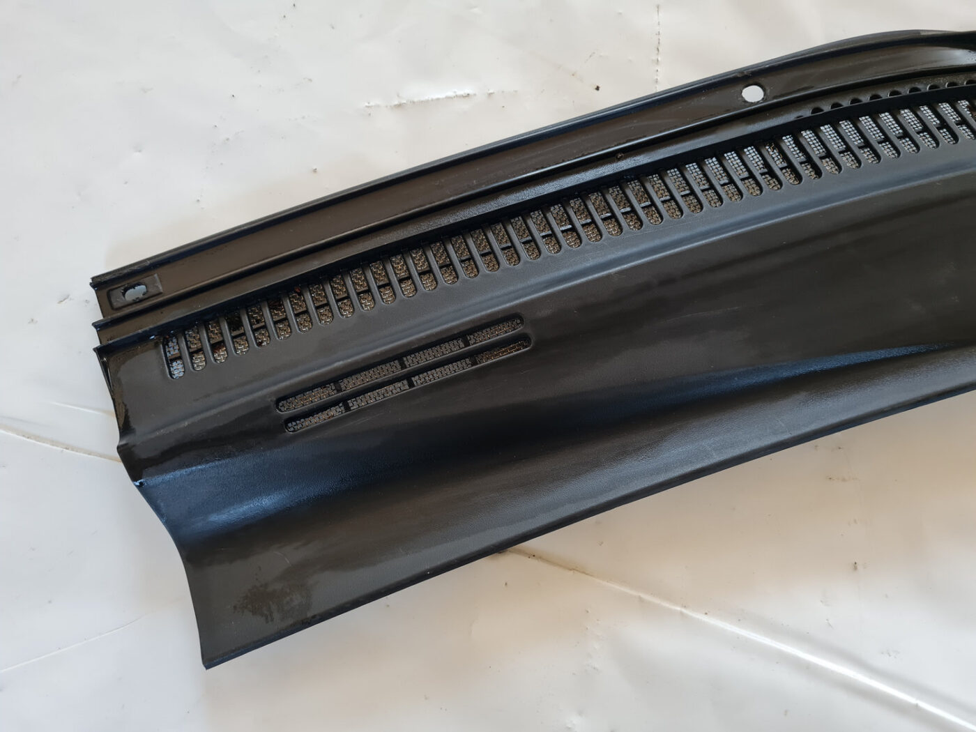 Vējstikla uzlikas (deflektora) režģis priekš TOYOTA AVENSIS 2007 UNIVERSAL 2 Vējstikla uzlikas (deflektora) režģis priekš TOYOTA AVENSIS 2007 UNIVERSAL