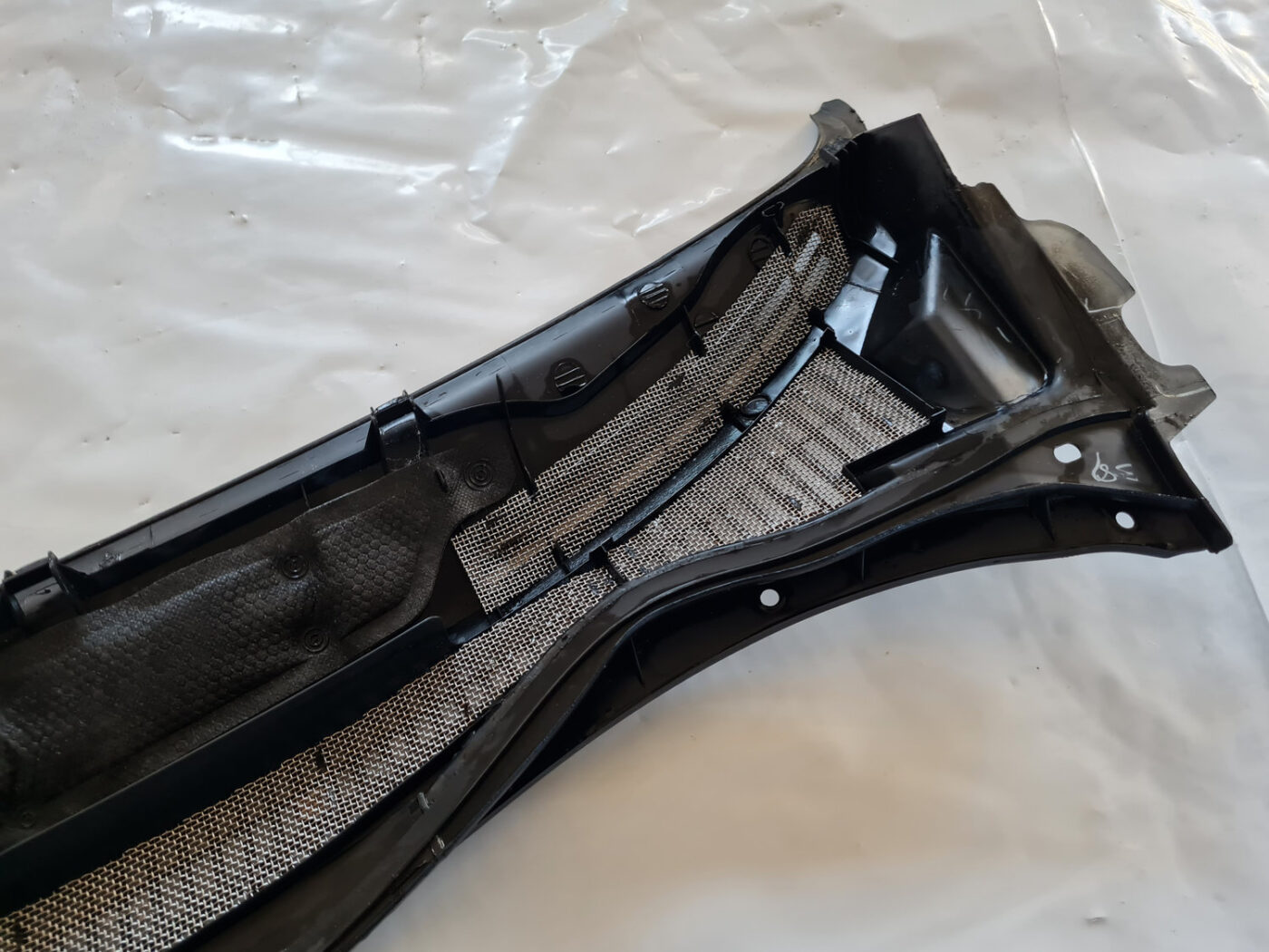 Vējstikla uzlikas (deflektora) režģis priekš TOYOTA AVENSIS 2007 UNIVERSAL 3 Vējstikla uzlikas (deflektora) režģis priekš TOYOTA AVENSIS 2007 UNIVERSAL