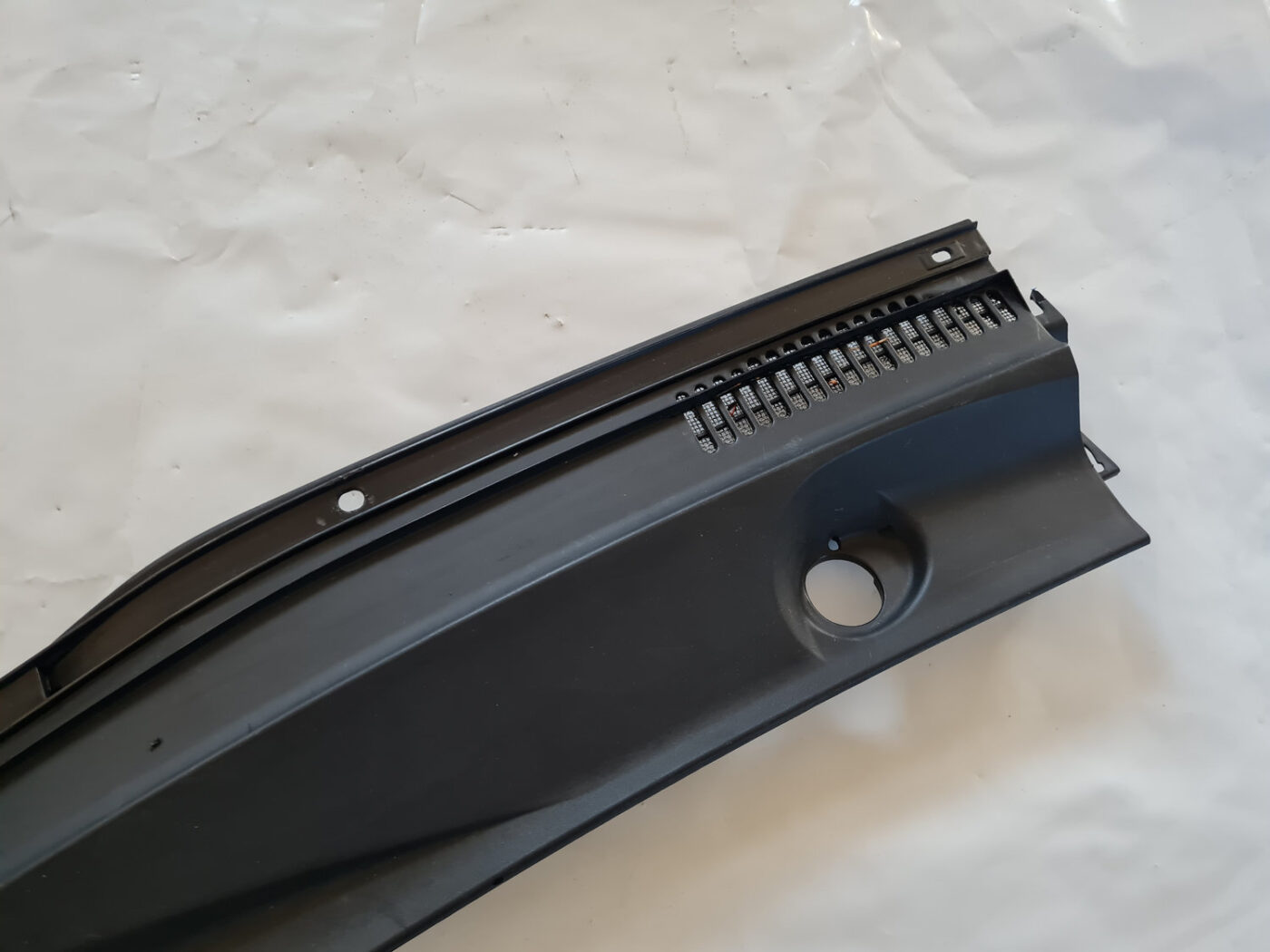 Vējstikla uzlikas (deflektora) režģis priekš TOYOTA AVENSIS 2007 UNIVERSAL 8 Vējstikla uzlikas (deflektora) režģis priekš TOYOTA AVENSIS 2007 UNIVERSAL