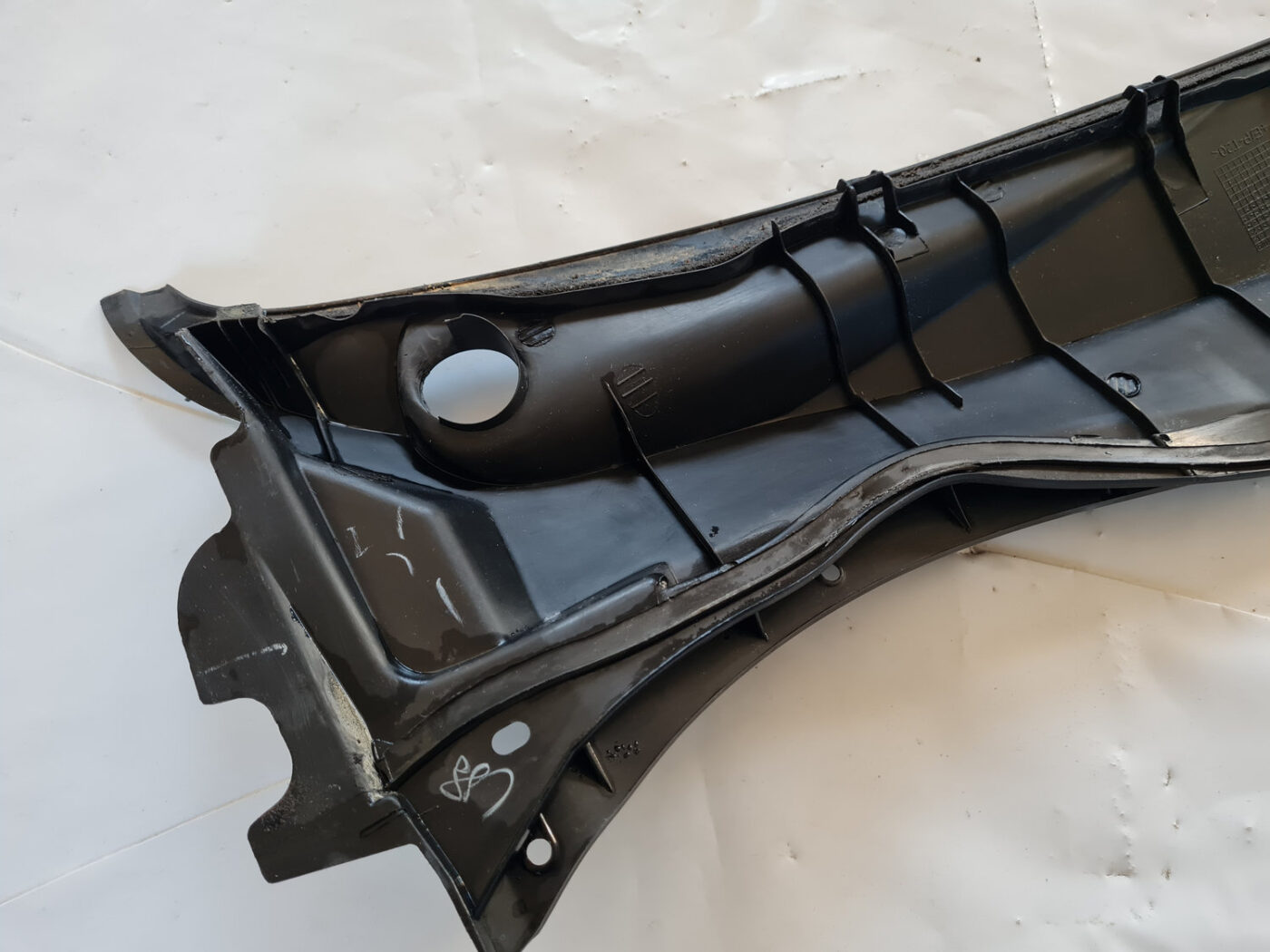 Vējstikla uzlikas (deflektora) režģis priekš TOYOTA AVENSIS 2007 UNIVERSAL 6 Vējstikla uzlikas (deflektora) režģis priekš TOYOTA AVENSIS 2007 UNIVERSAL