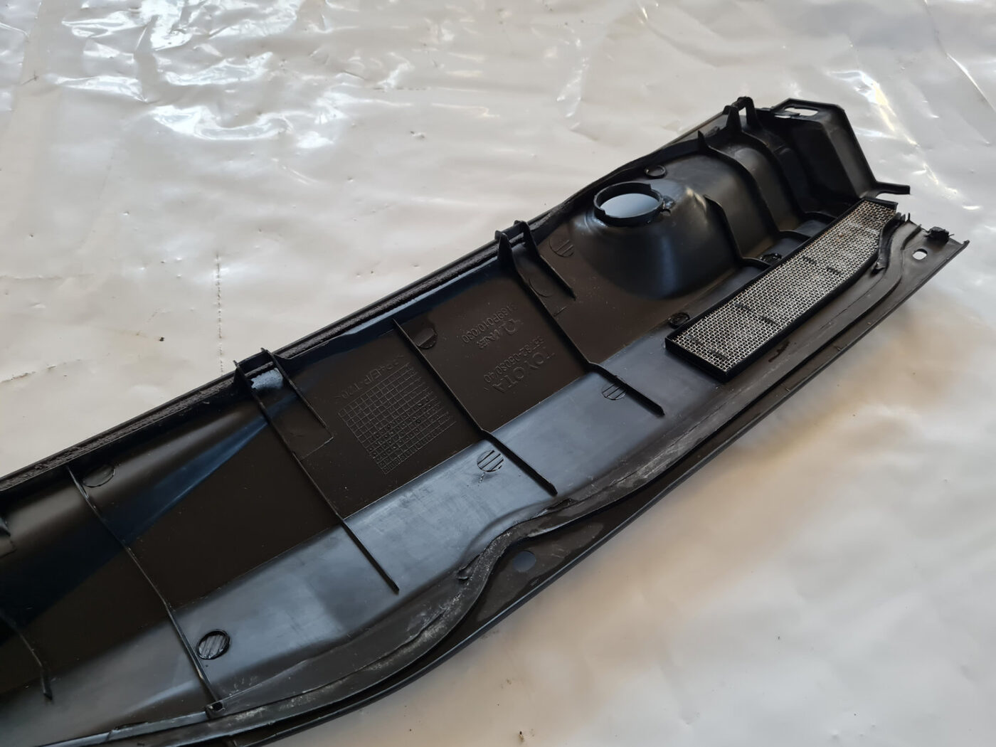 Vējstikla uzlikas (deflektora) režģis priekš TOYOTA AVENSIS 2007 UNIVERSAL 5 Vējstikla uzlikas (deflektora) režģis priekš TOYOTA AVENSIS 2007 UNIVERSAL