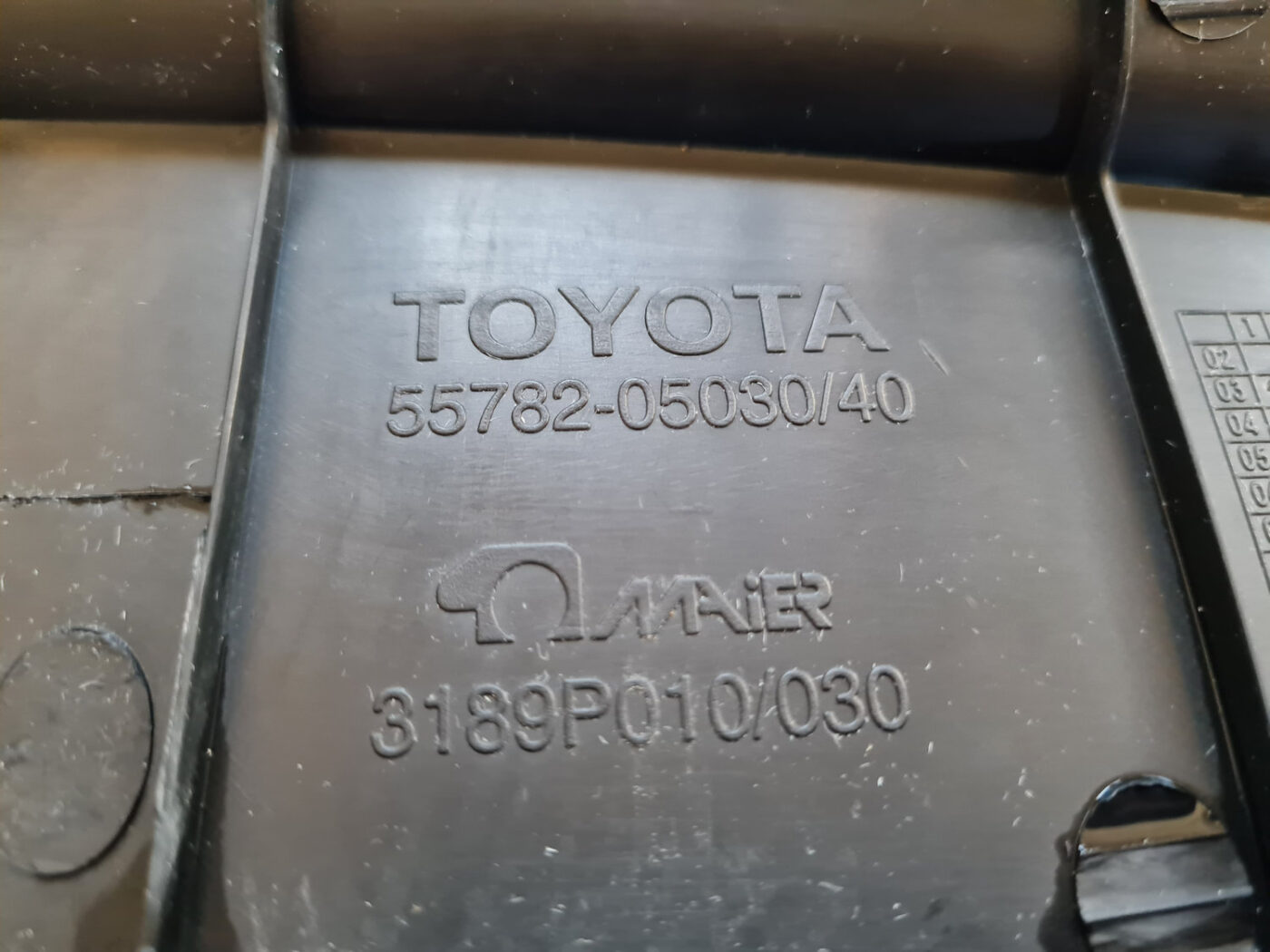 Vējstikla uzlikas (deflektora) režģis priekš TOYOTA AVENSIS 2007 UNIVERSAL 3 Vējstikla uzlikas (deflektora) režģis priekš TOYOTA AVENSIS 2007 UNIVERSAL