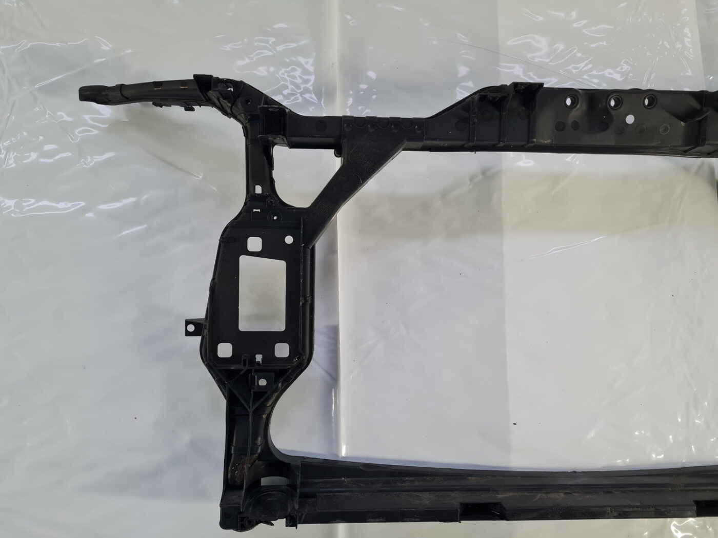 Priekšējā radiatora rāmis priekš AUDI A4 2009-2013 2 Priekšējā radiatora rāmis priekš AUDI A4 2009-2013