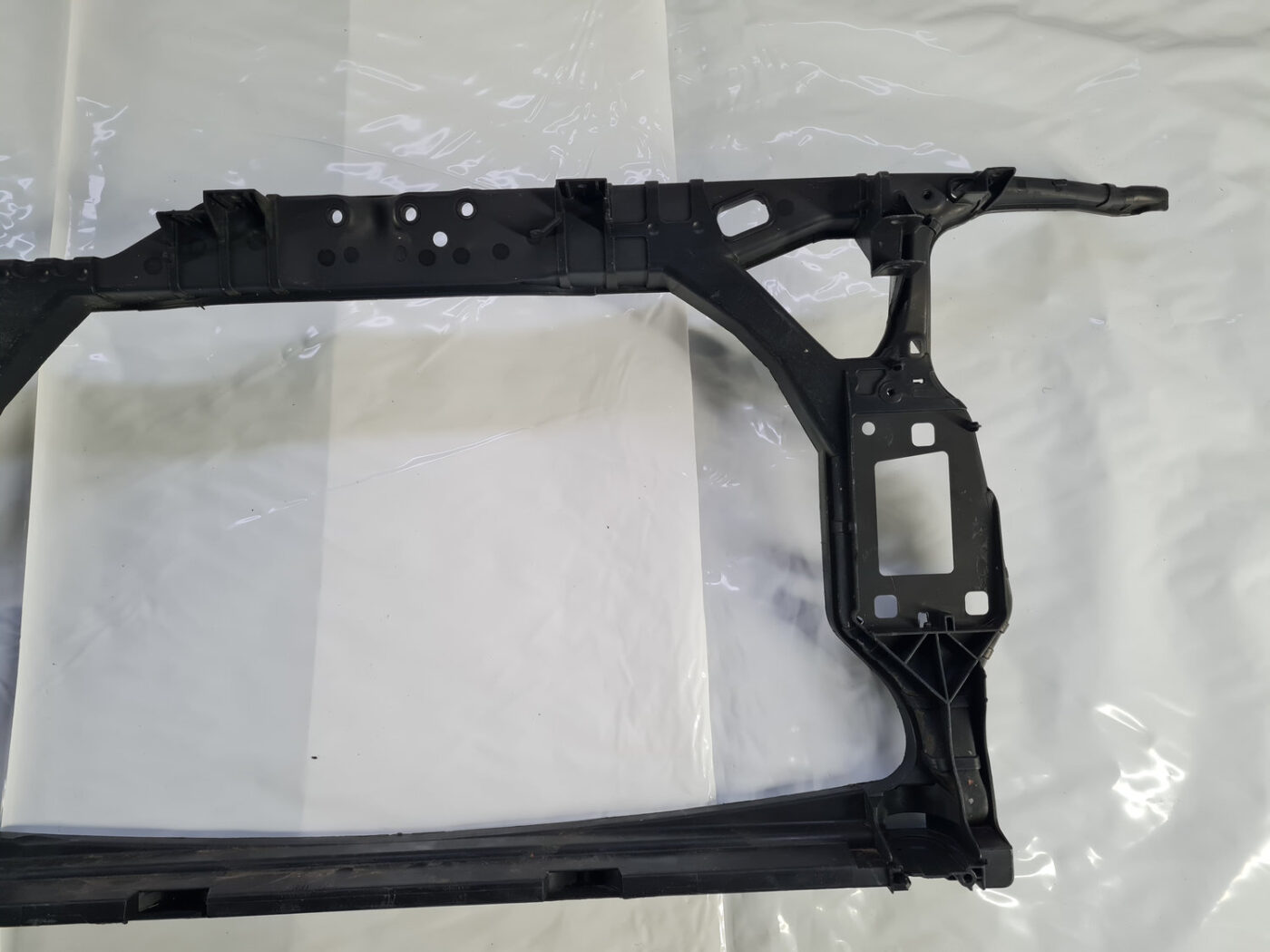 Priekšējā radiatora rāmis priekš AUDI A4 2009-2013 13 Priekšējā radiatora rāmis priekš AUDI A4 2009-2013