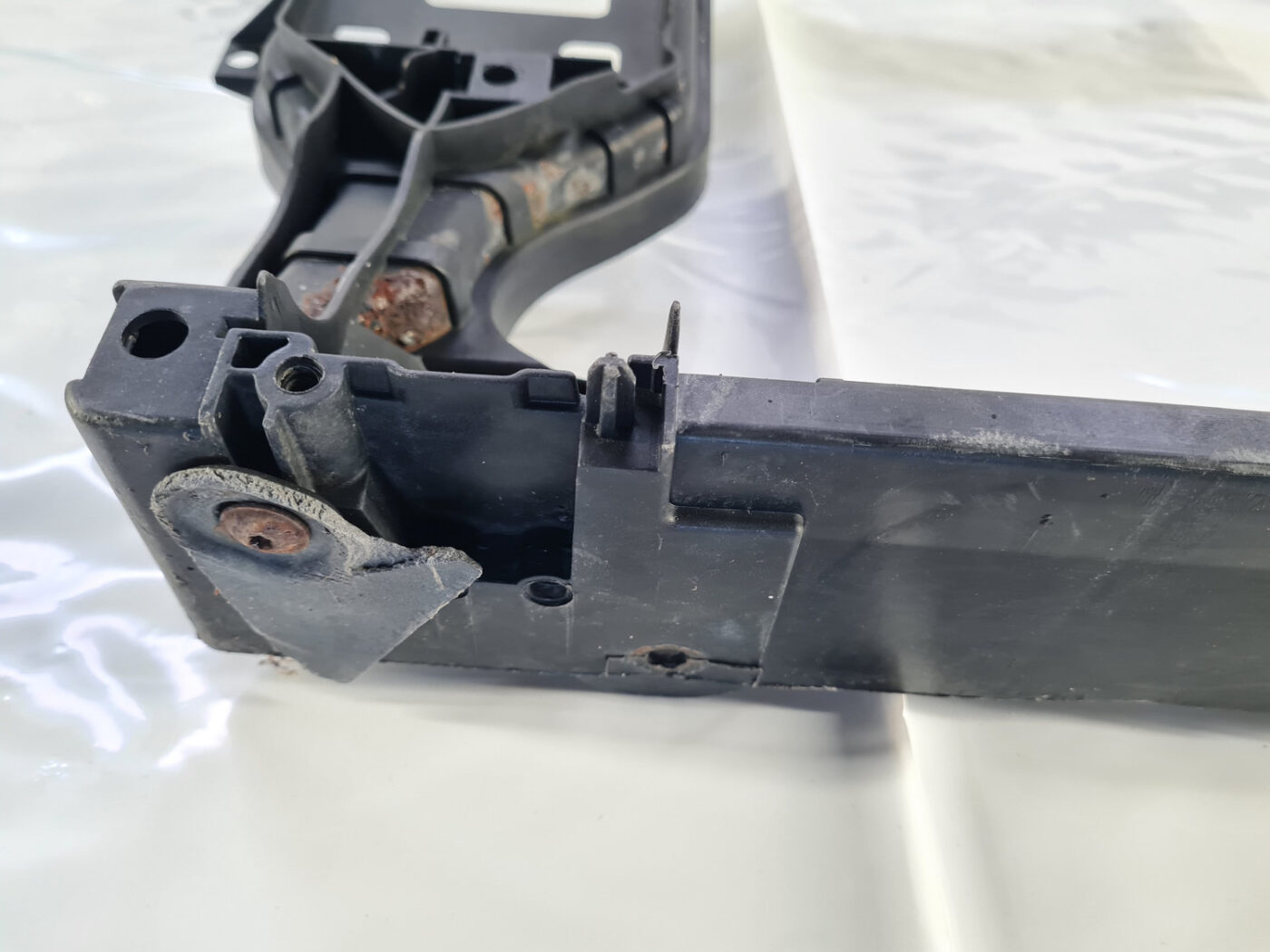 Priekšējā radiatora rāmis priekš AUDI A4 2009-2013 12 Priekšējā radiatora rāmis priekš AUDI A4 2009-2013