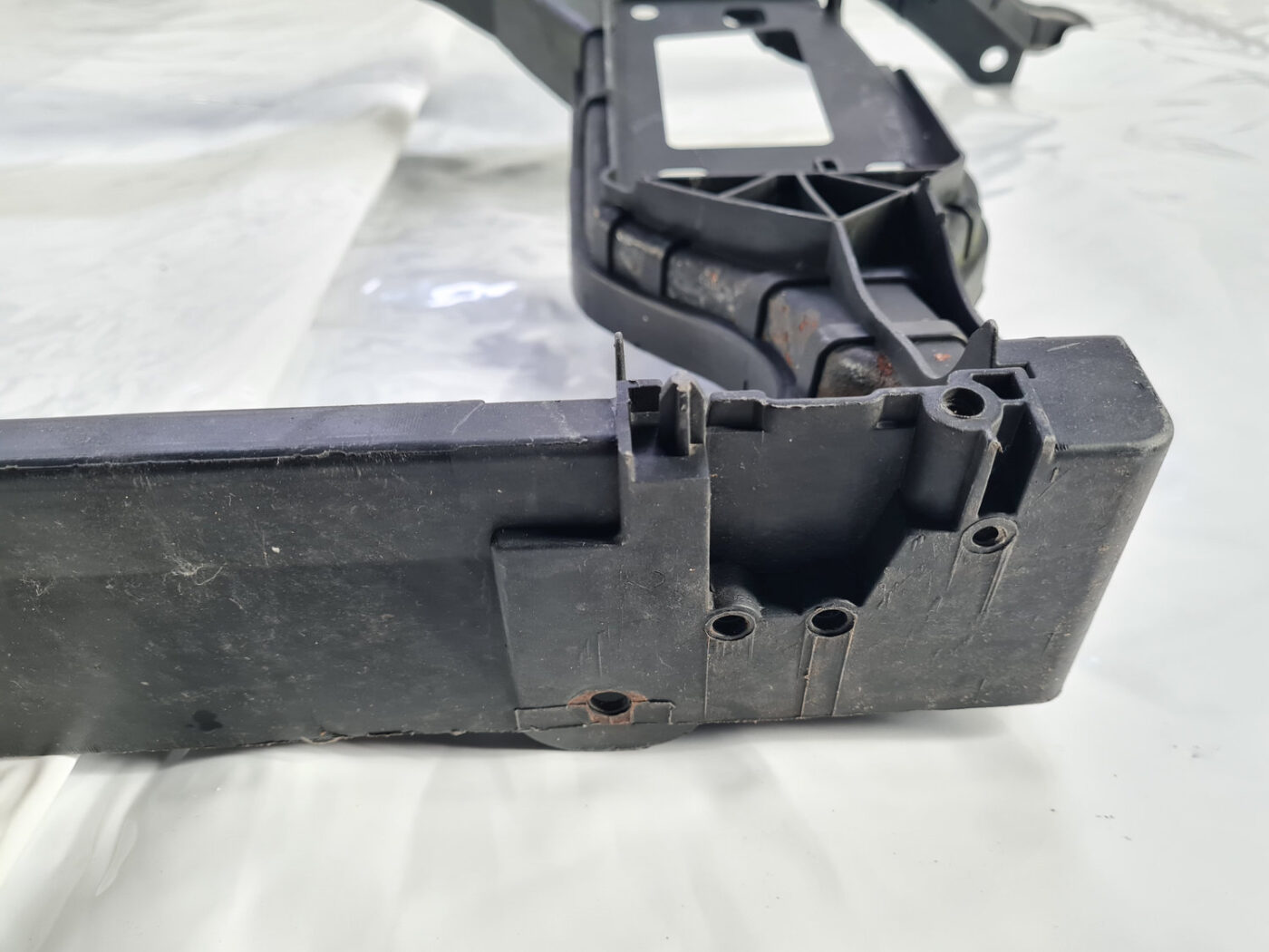 Priekšējā radiatora rāmis priekš AUDI A4 2009-2013 11 Priekšējā radiatora rāmis priekš AUDI A4 2009-2013