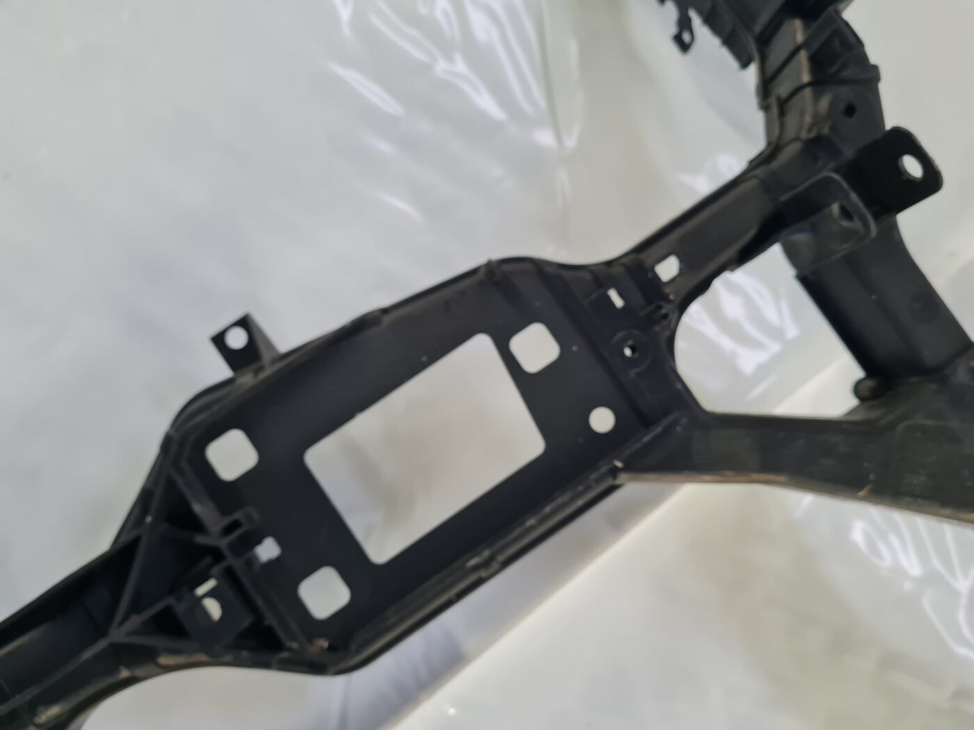 Priekšējā radiatora rāmis priekš AUDI A4 2009-2013 10 Priekšējā radiatora rāmis priekš AUDI A4 2009-2013