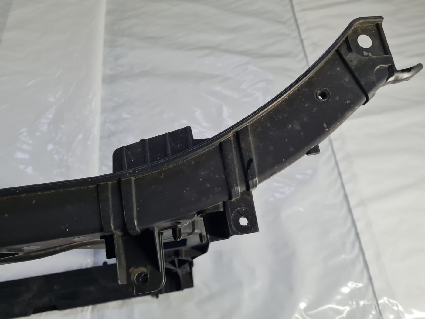 Priekšējā radiatora rāmis priekš AUDI A4 2009-2013 8 Priekšējā radiatora rāmis priekš AUDI A4 2009-2013