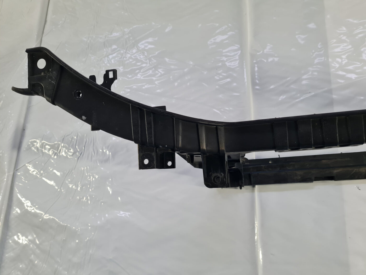 Priekšējā radiatora rāmis priekš AUDI A4 2009-2013 6 Priekšējā radiatora rāmis priekš AUDI A4 2009-2013