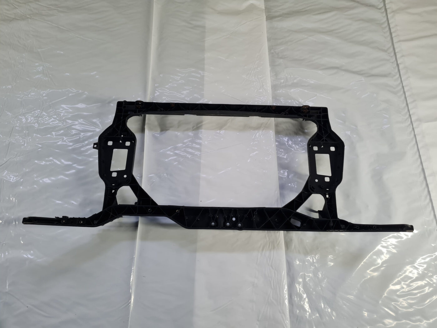 Priekšējā radiatora rāmis priekš AUDI A4 2009-2013 5 Priekšējā radiatora rāmis priekš AUDI A4 2009-2013