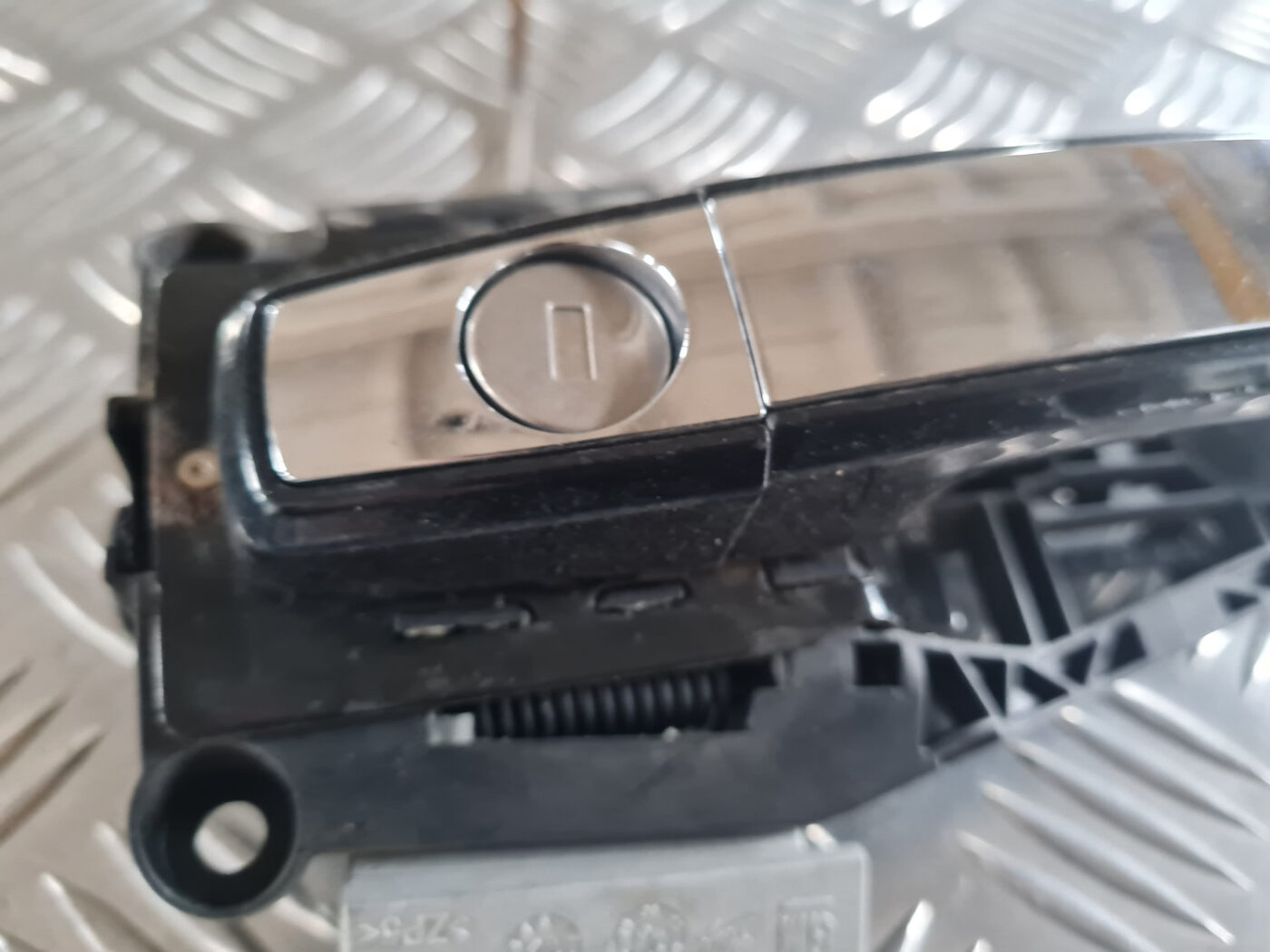 Priekšējāis kreisais durvju rokturis priekš OPEL INSIGNIA 2010