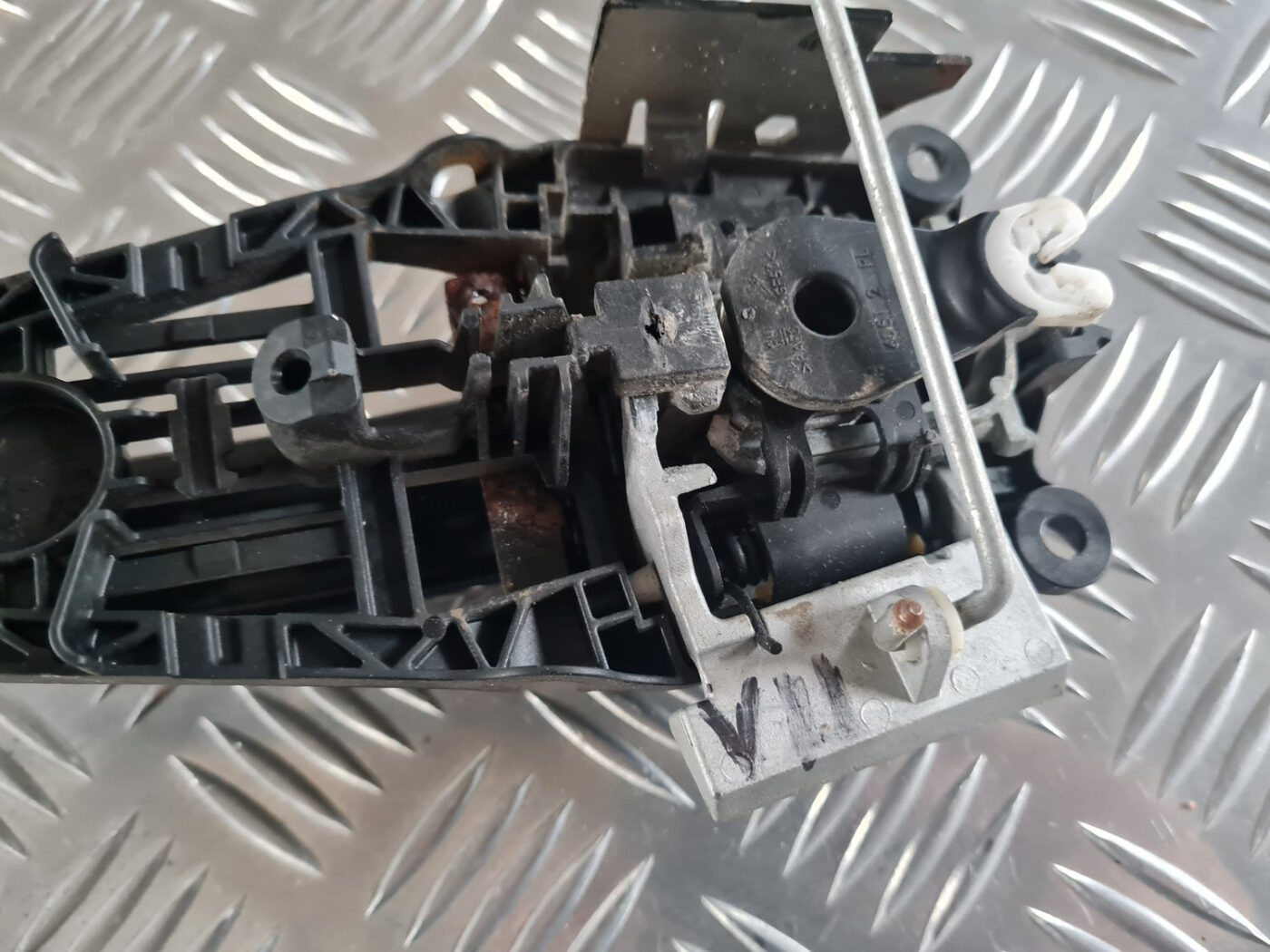 Priekšējāis kreisais durvju rokturis priekš OPEL INSIGNIA 2010