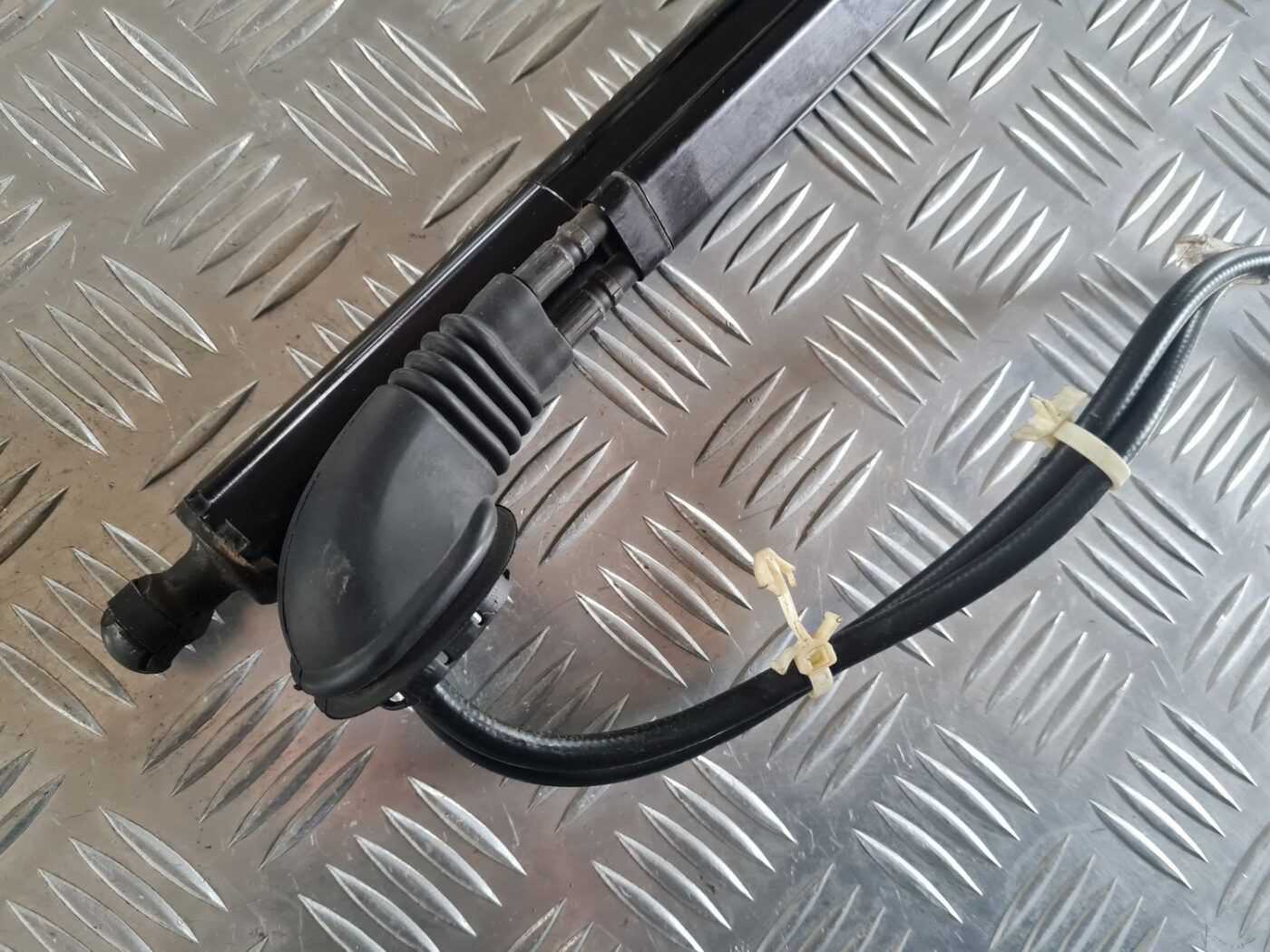 Bagažnieka vāka amortizators priekš OPEL INSIGNIA 2010 2 Bagažnieka vāka amortizators priekš OPEL INSIGNIA 2010