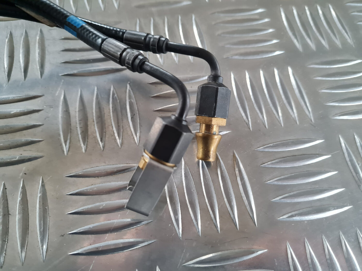 Bagažnieka vāka amortizators priekš OPEL INSIGNIA 2010 7 Bagažnieka vāka amortizators priekš OPEL INSIGNIA 2010