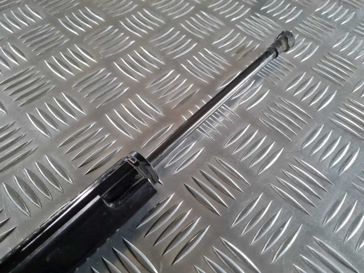 Bagažnieka vāka amortizators priekš OPEL INSIGNIA 2010 6 Bagažnieka vāka amortizators priekš OPEL INSIGNIA 2010