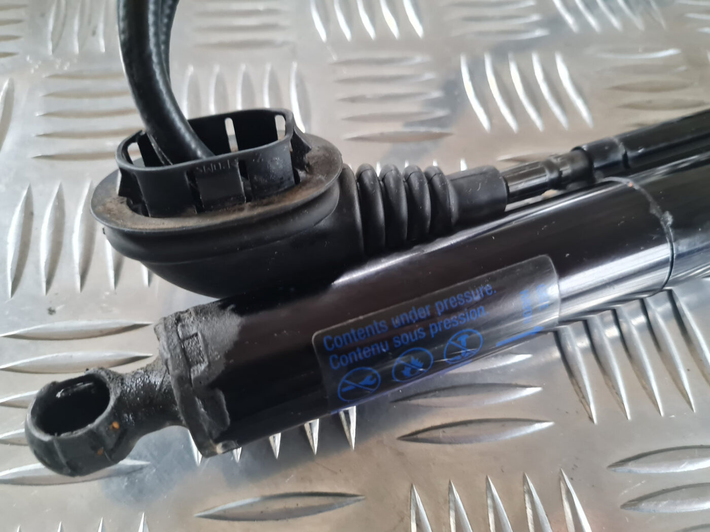 Bagažnieka vāka amortizators priekš OPEL INSIGNIA 2010 5 Bagažnieka vāka amortizators priekš OPEL INSIGNIA 2010