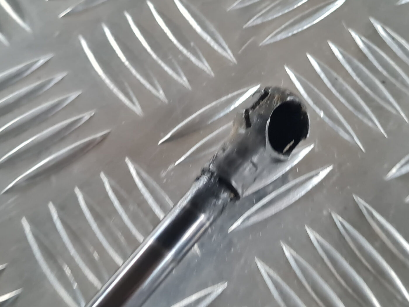 Bagažnieka vāka amortizators priekš OPEL INSIGNIA 2010 3 Bagažnieka vāka amortizators priekš OPEL INSIGNIA 2010