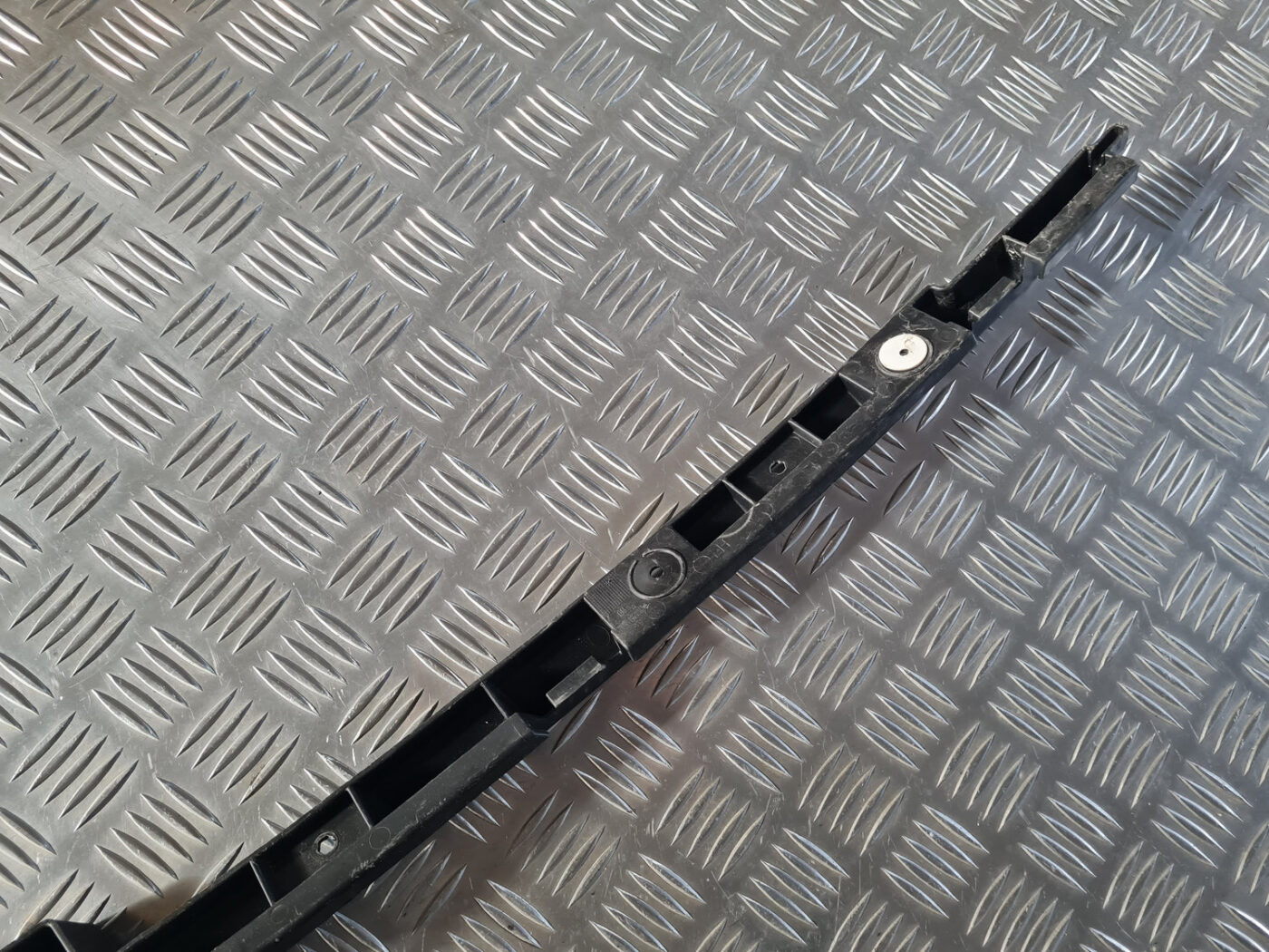 Aizmugurēja bufera kronšteins priekš OPEL INSIGNIA 2010 8 Aizmugurēja bufera kronšteins priekš OPEL INSIGNIA 2010