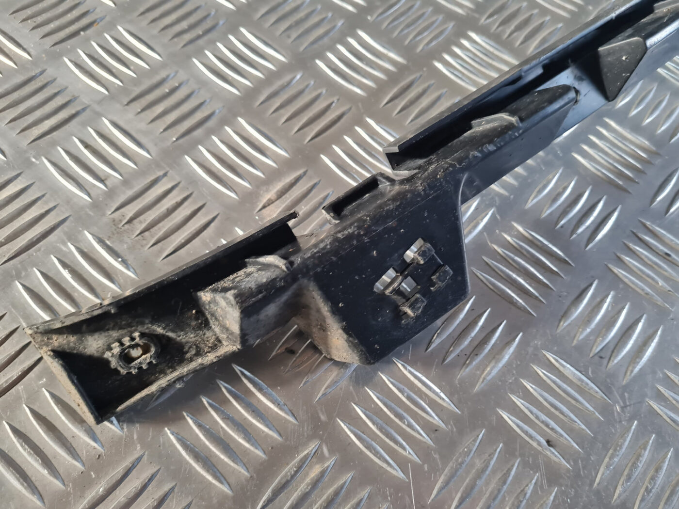 Aizmugurēja bufera kronšteins priekš OPEL INSIGNIA 2010 6 Aizmugurēja bufera kronšteins priekš OPEL INSIGNIA 2010