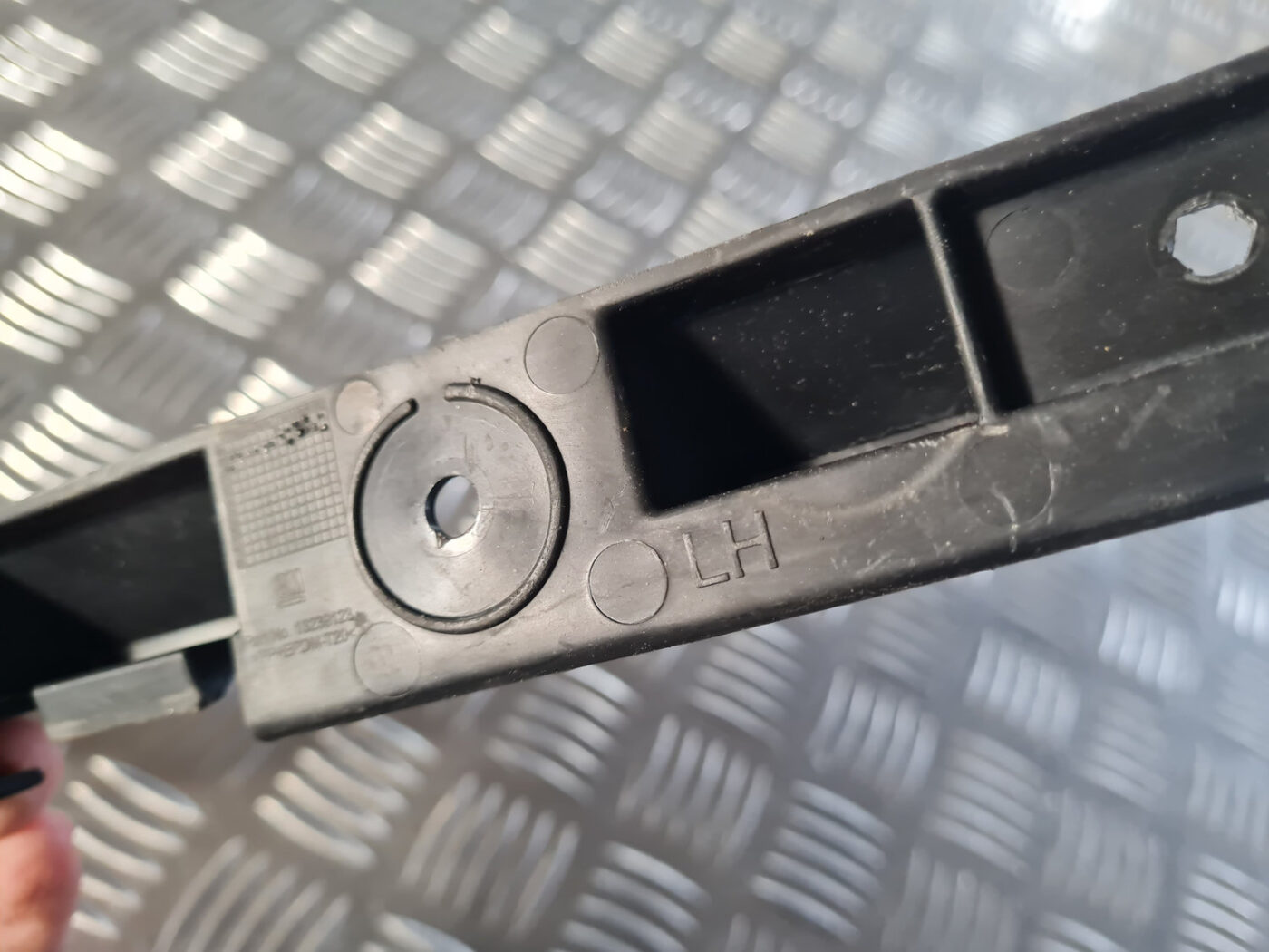 Aizmugurēja bufera kronšteins priekš OPEL INSIGNIA 2010 4 Aizmugurēja bufera kronšteins priekš OPEL INSIGNIA 2010