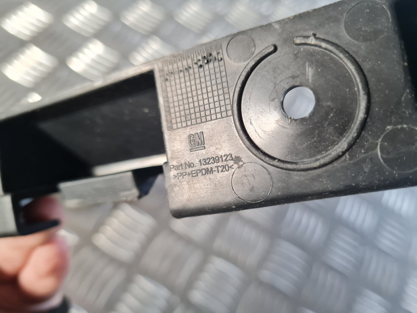 Aizmugurēja bufera kronšteins priekš OPEL INSIGNIA 2010 3 Aizmugurēja bufera kronšteins priekš OPEL INSIGNIA 2010