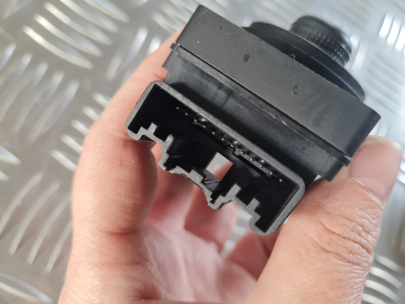 Spoguļa regulēšanas poga priekš OPEL INSIGNIA 2010 3 Spoguļa regulēšanas poga priekš OPEL INSIGNIA 2010