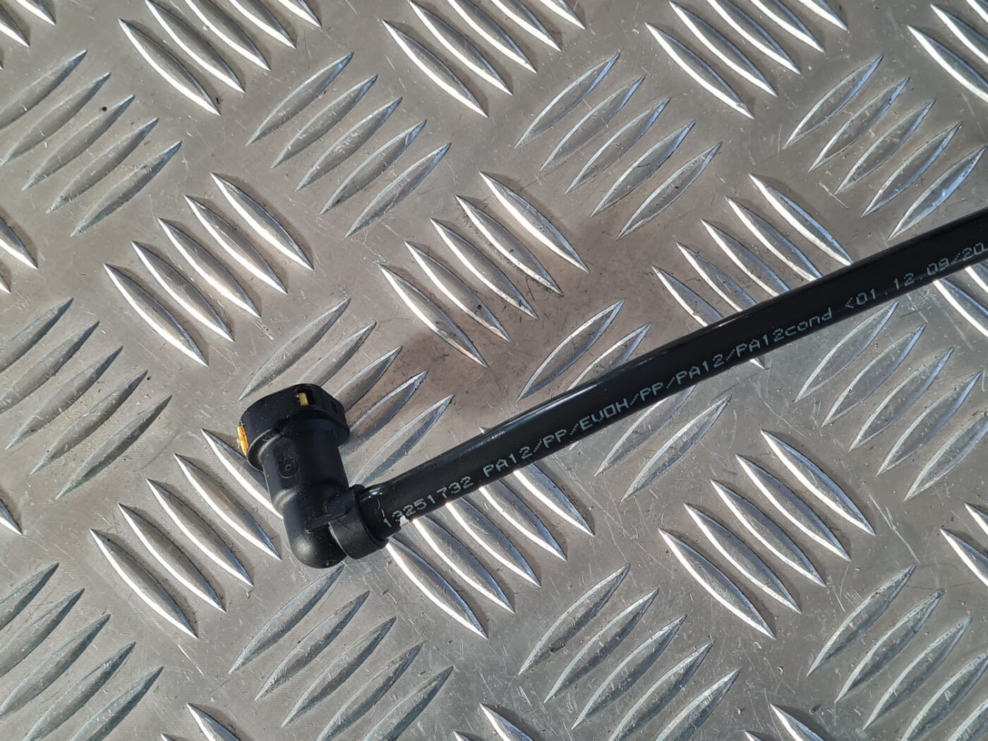 Degvielas caurule priekš OPEL INSIGNIA 2010 2 Degvielas caurule priekš OPEL INSIGNIA 2010