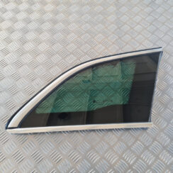 Aizmugurējais labais sānu stikls priekš OPEL INSIGNIA 2010