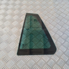 Kreiso durvju stūra stikls priekš OPEL INSIGNIA 2010