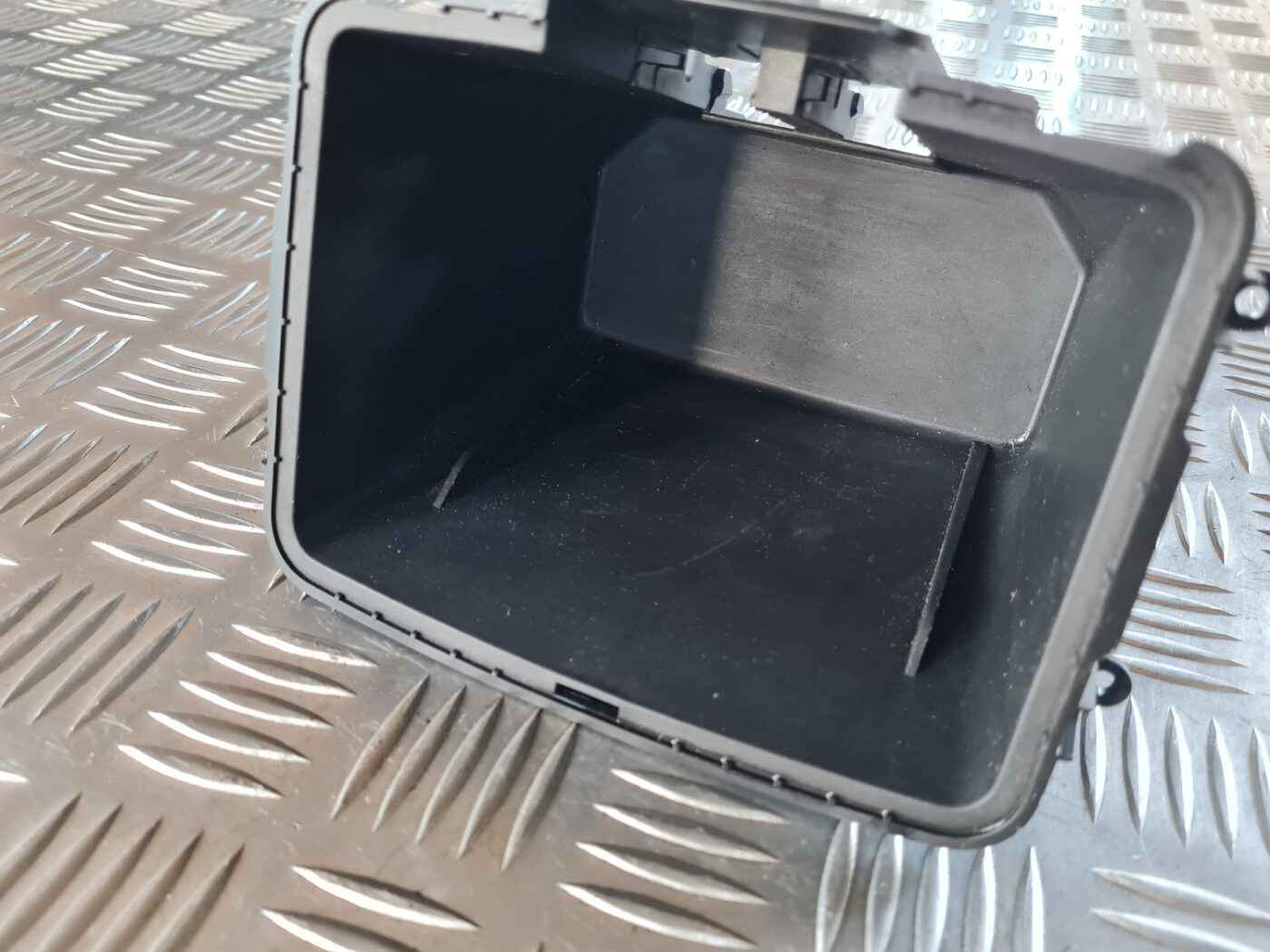 Centrālās konsoles nodalījums priekš OPEL INSIGNIA 2010 9 Centrālās konsoles nodalījums priekš OPEL INSIGNIA 2010