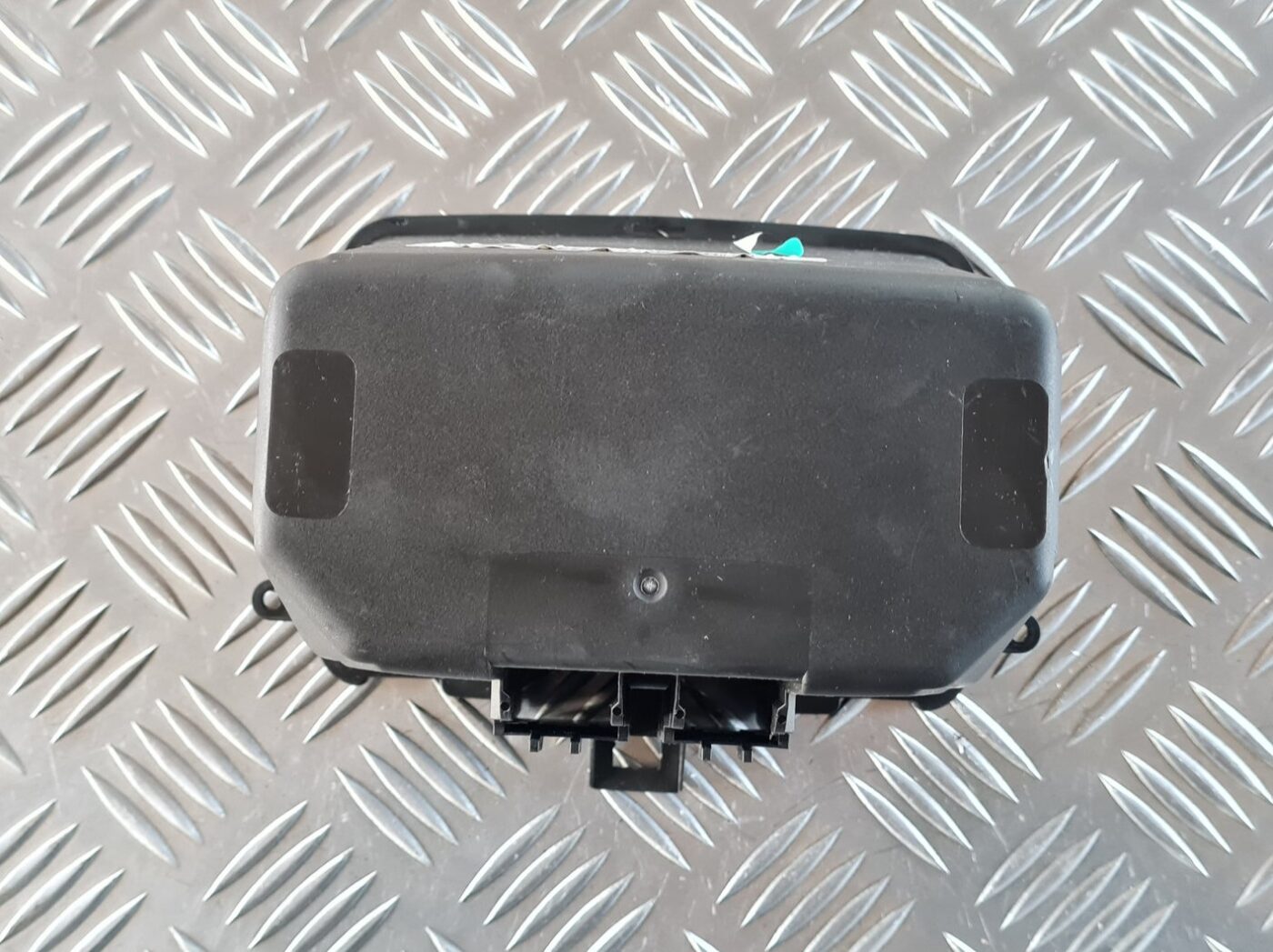 Centrālās konsoles nodalījums priekš OPEL INSIGNIA 2010 6 Centrālās konsoles nodalījums priekš OPEL INSIGNIA 2010