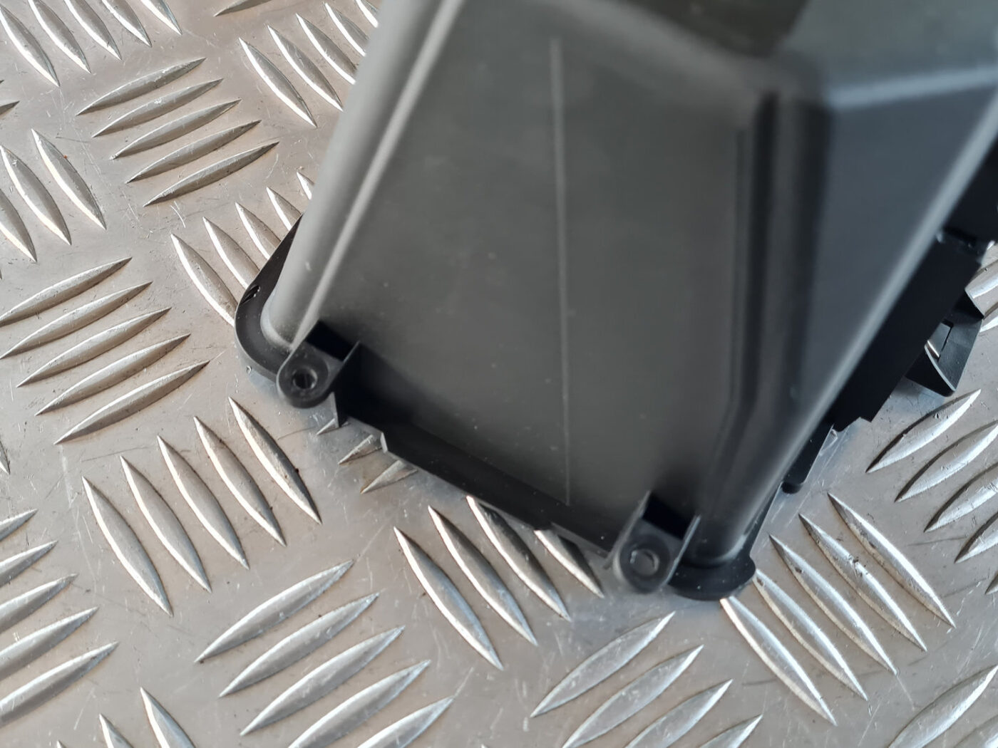 Centrālās konsoles nodalījums priekš OPEL INSIGNIA 2010 5 Centrālās konsoles nodalījums priekš OPEL INSIGNIA 2010