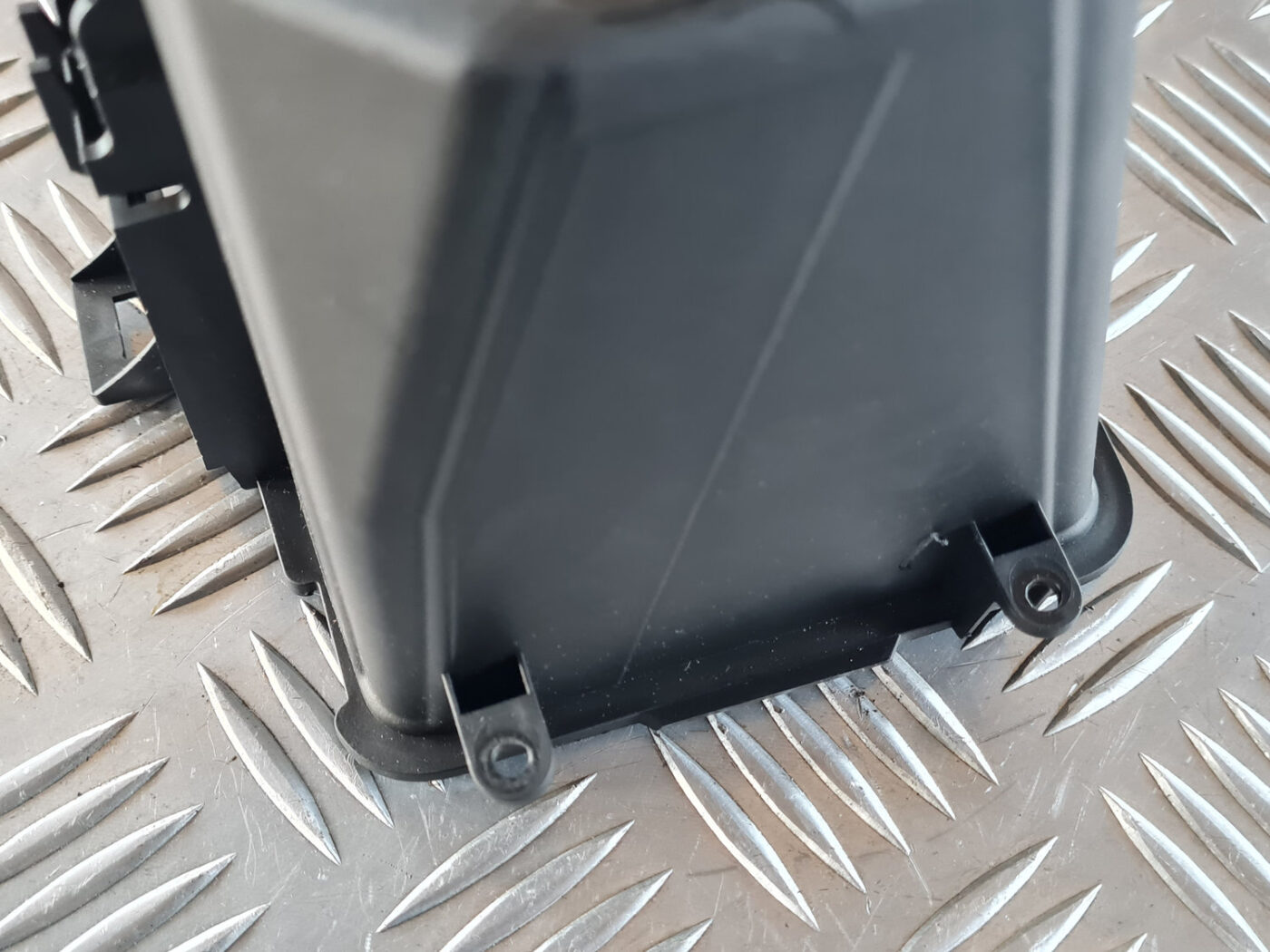 Centrālās konsoles nodalījums priekš OPEL INSIGNIA 2010 4 Centrālās konsoles nodalījums priekš OPEL INSIGNIA 2010