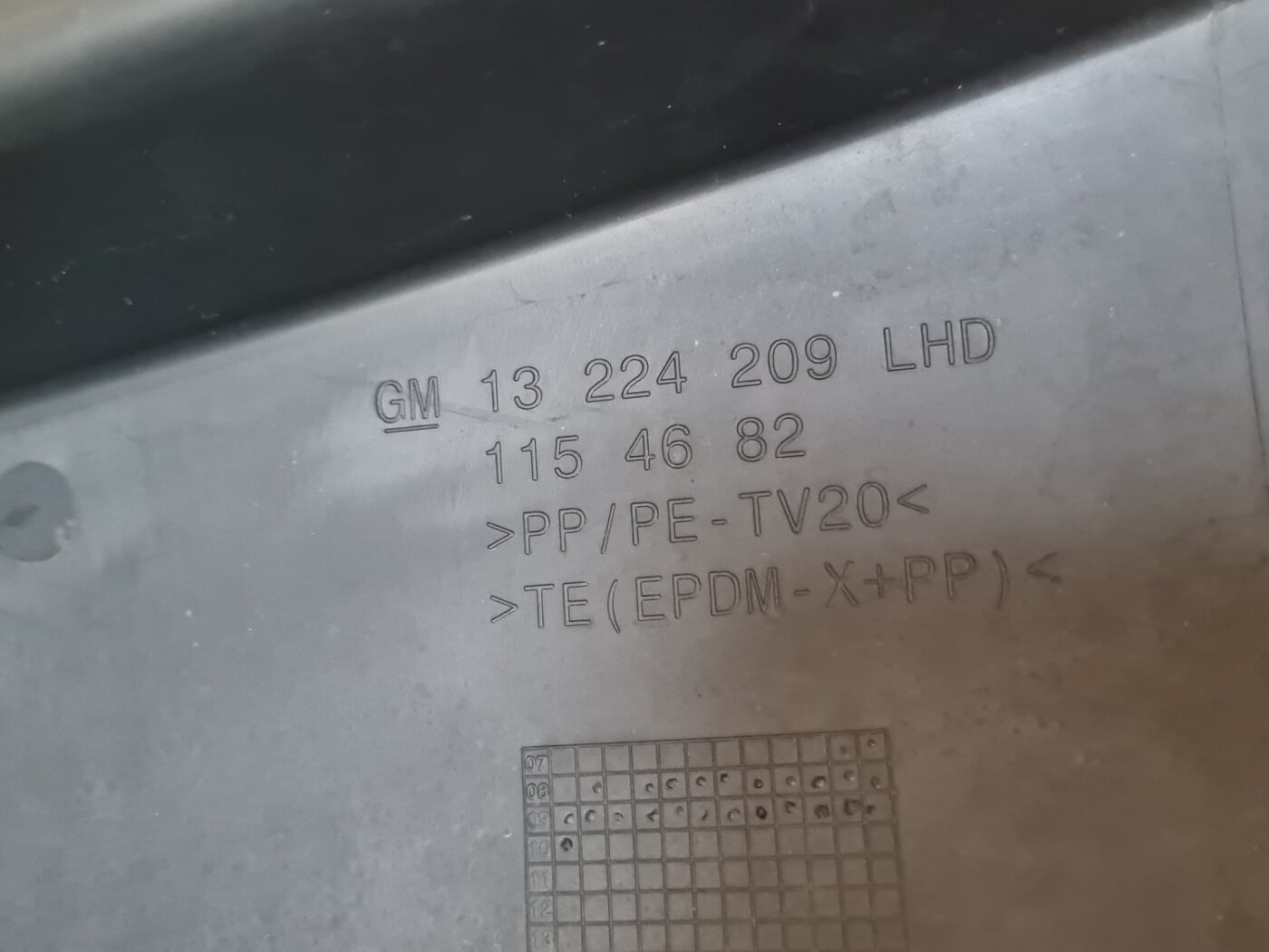 Vējstikla uzlikas (deflektora) režģis priekš OPEL INSIGNIA 2010