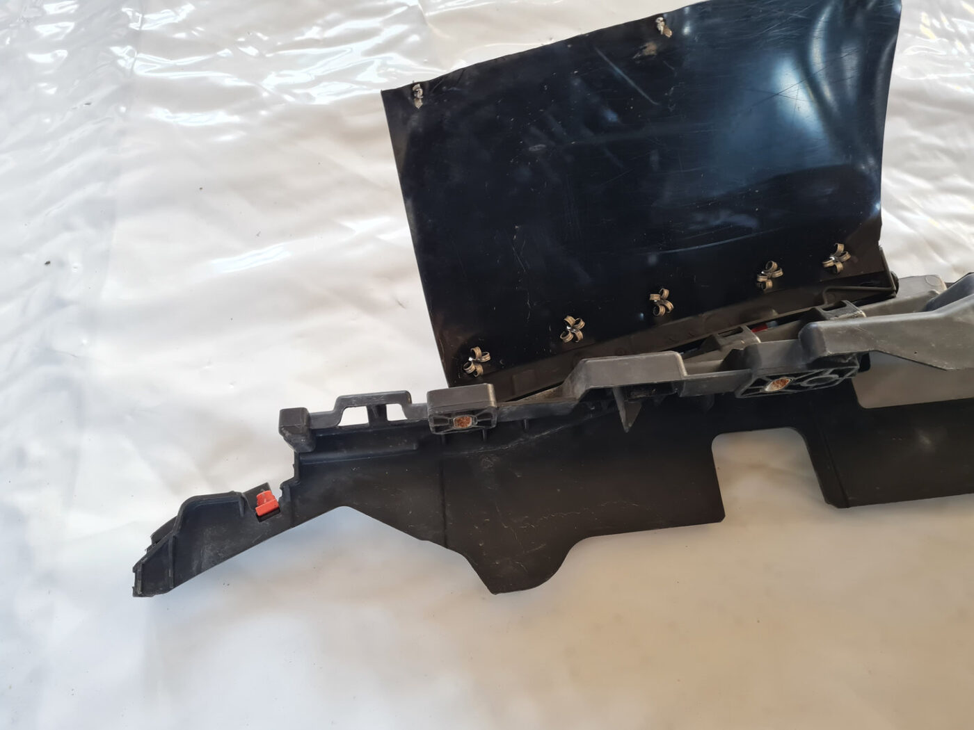 Radiatoru augšēja uzlika priekš OPEL INSIGNIA 2010 6 Radiatoru augšēja uzlika priekš OPEL INSIGNIA 2010