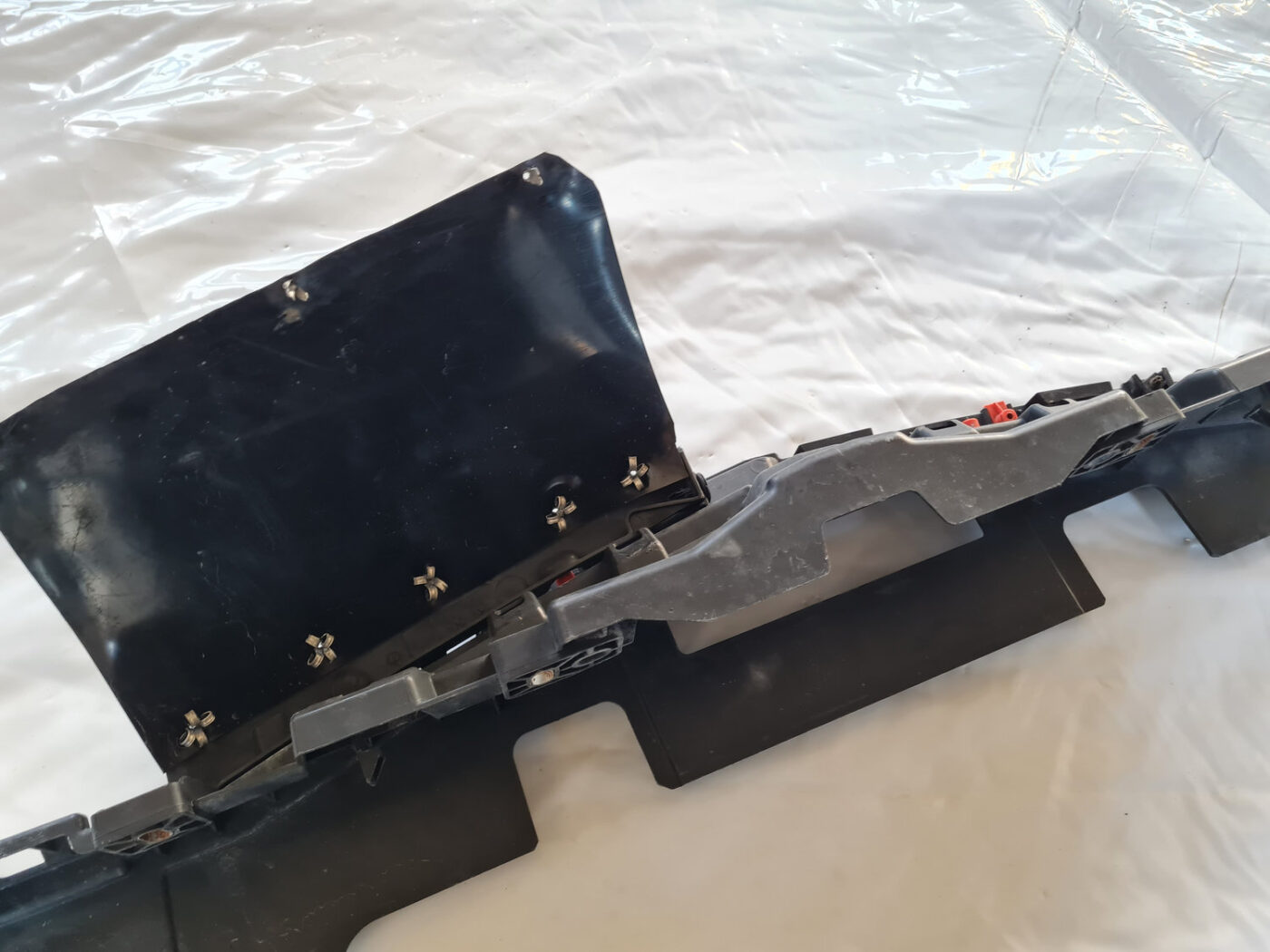 Radiatoru augšēja uzlika priekš OPEL INSIGNIA 2010 5 Radiatoru augšēja uzlika priekš OPEL INSIGNIA 2010