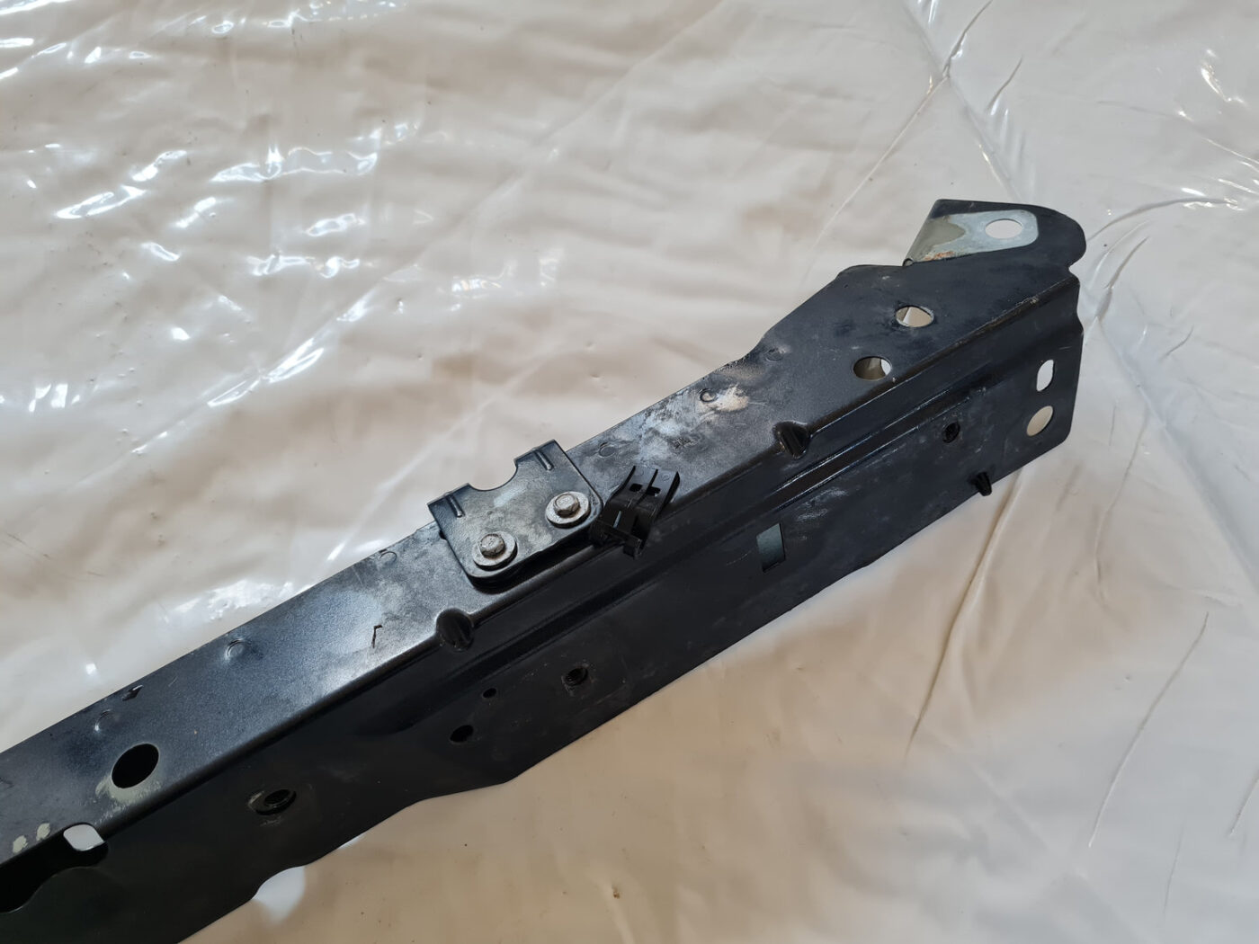 Priekšējā radiatora rāmja augšēja daļa priekš OPEL INSIGNIA 2010