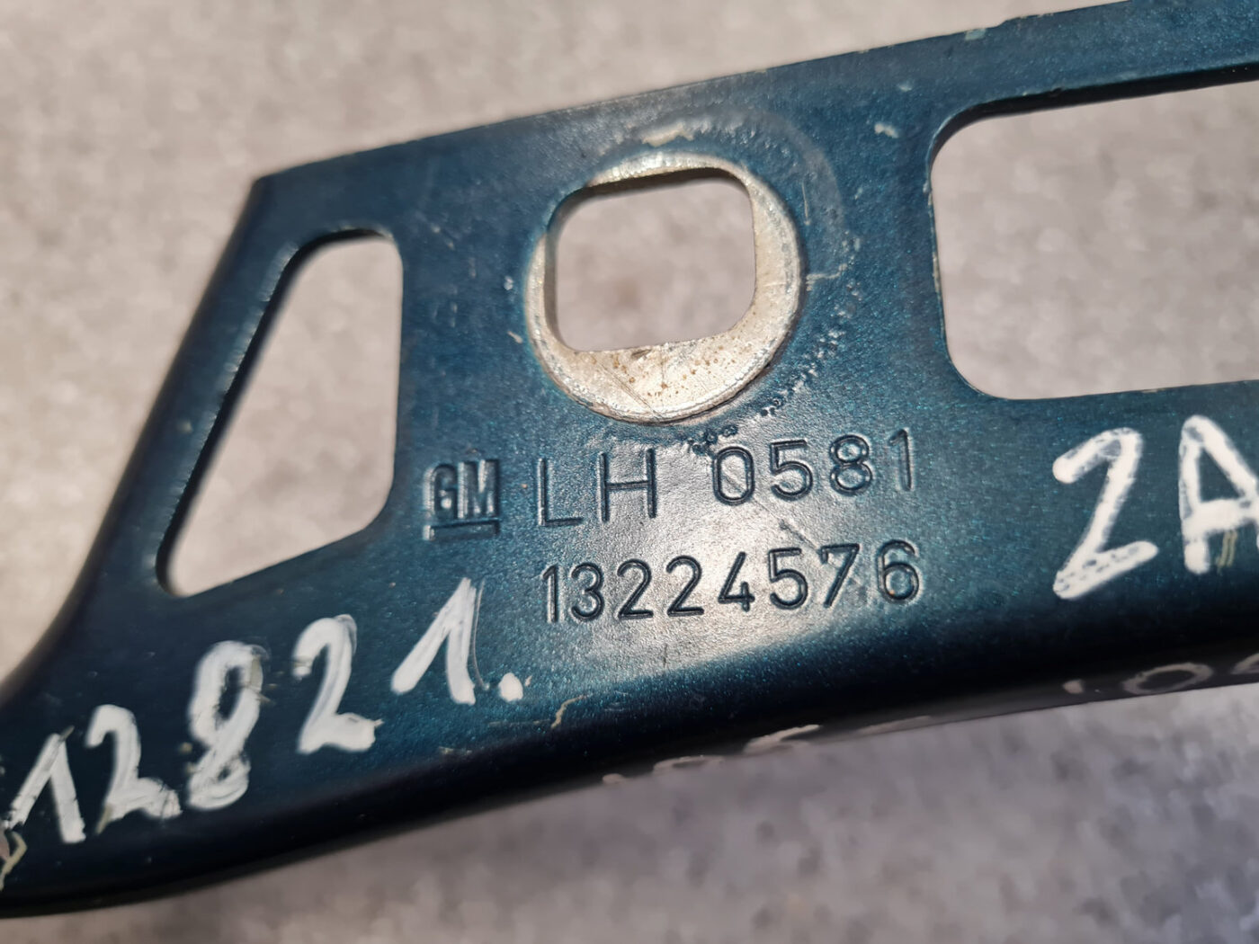 Pārsega eņģe, pa kreisi priekš OPEL ZAFIRA B 2005-2009