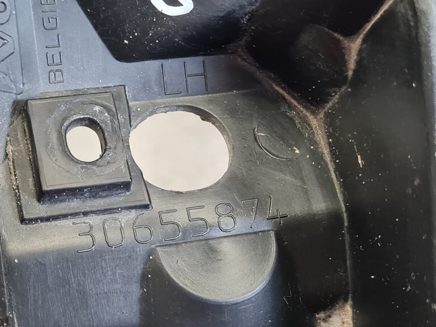 Priekšējā spārna un bufera stiprinājums priekš VOLVO S40 2004 Black 4 Priekšējā spārna un bufera stiprinājums priekš VOLVO S40 2004 Black