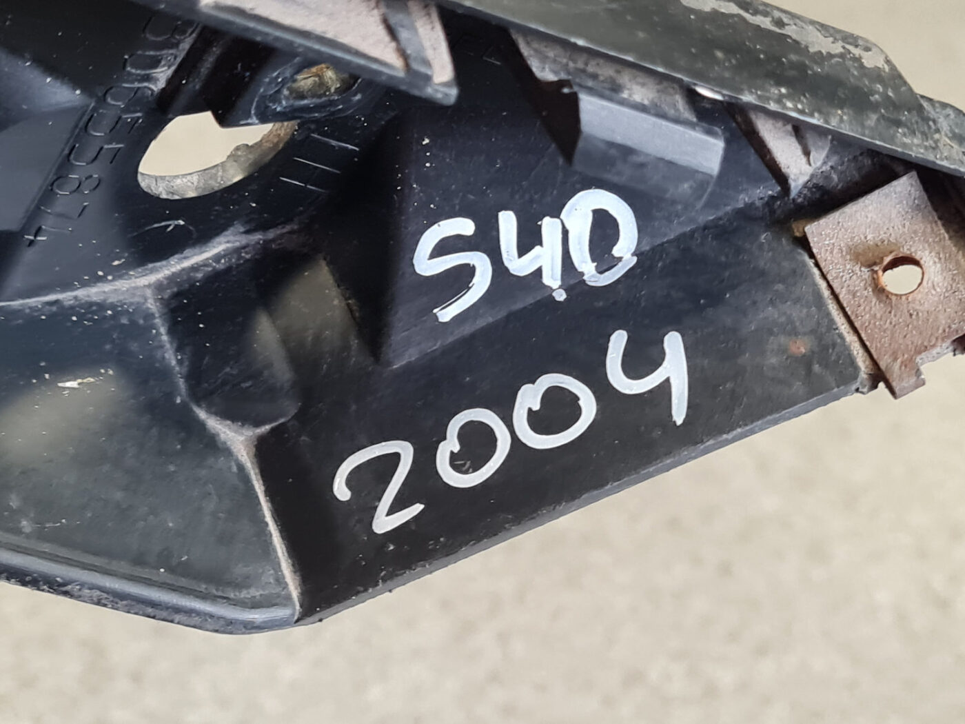 Priekšējā spārna un bufera stiprinājums priekš VOLVO S40 2004 Black 3 Priekšējā spārna un bufera stiprinājums priekš VOLVO S40 2004 Black